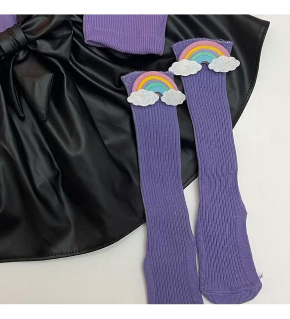 Jupe en cuir, body et chaussettes montantes