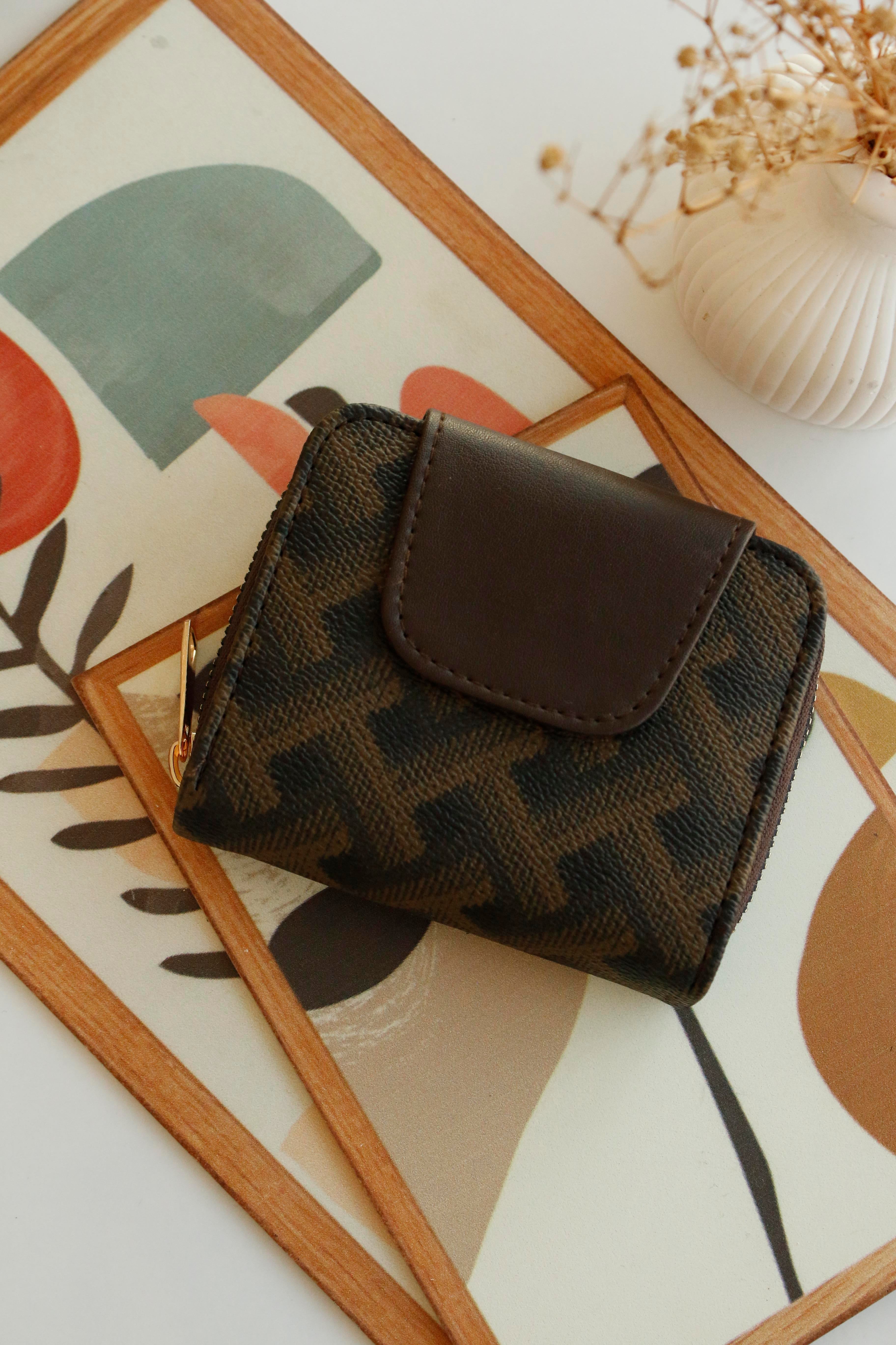 <tc>Pochette portefeuille à motif marron foncé</tc>