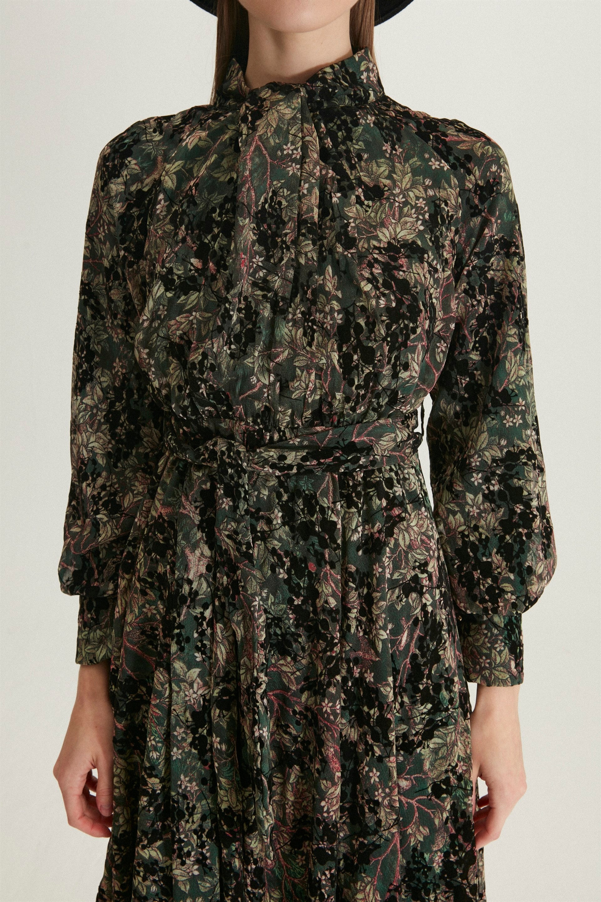 <tc>Robe Longue Noire/Verte à Motif Floral E-0332</tc>