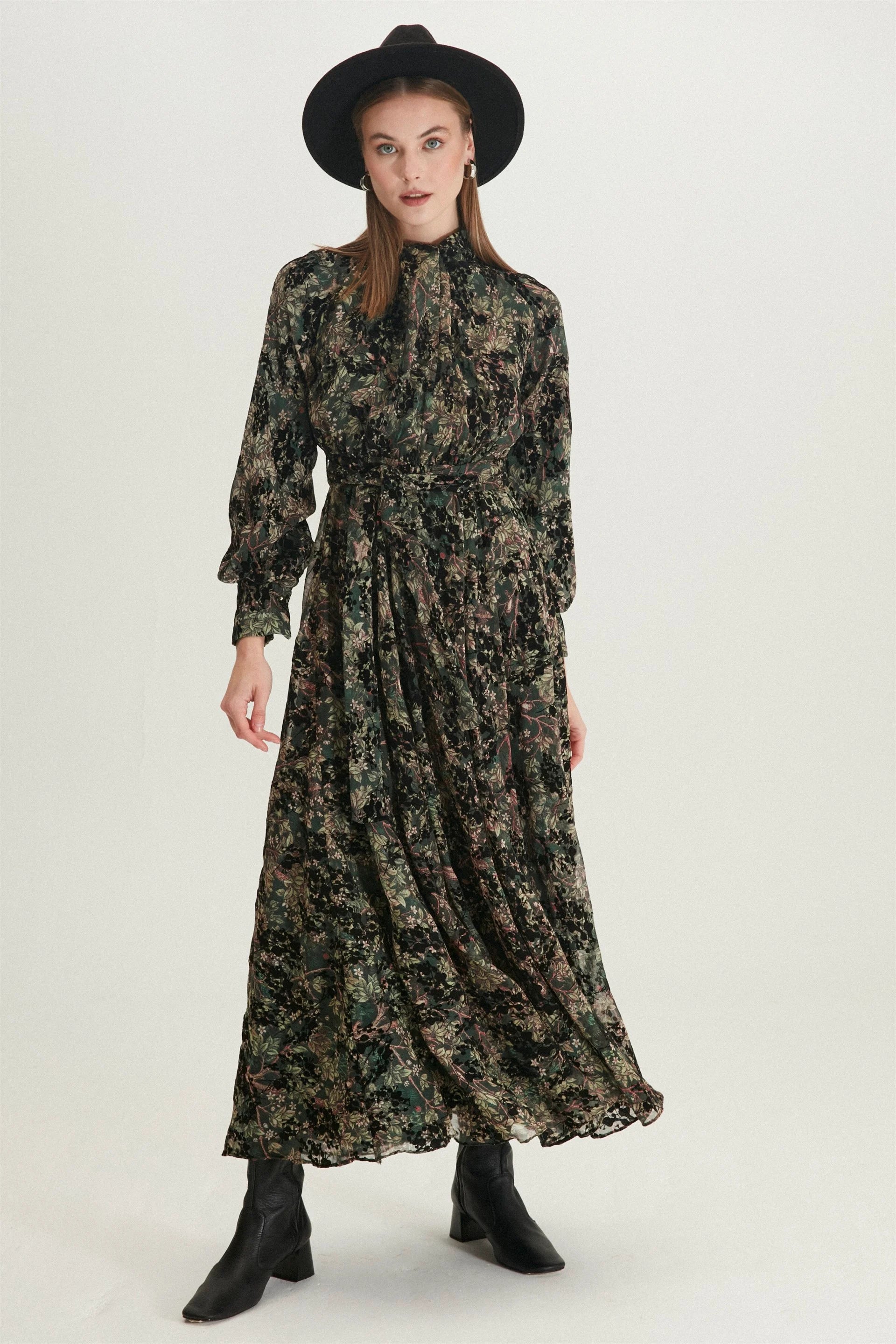 <tc>Robe Longue Noire/Verte à Motif Floral E-0332</tc>