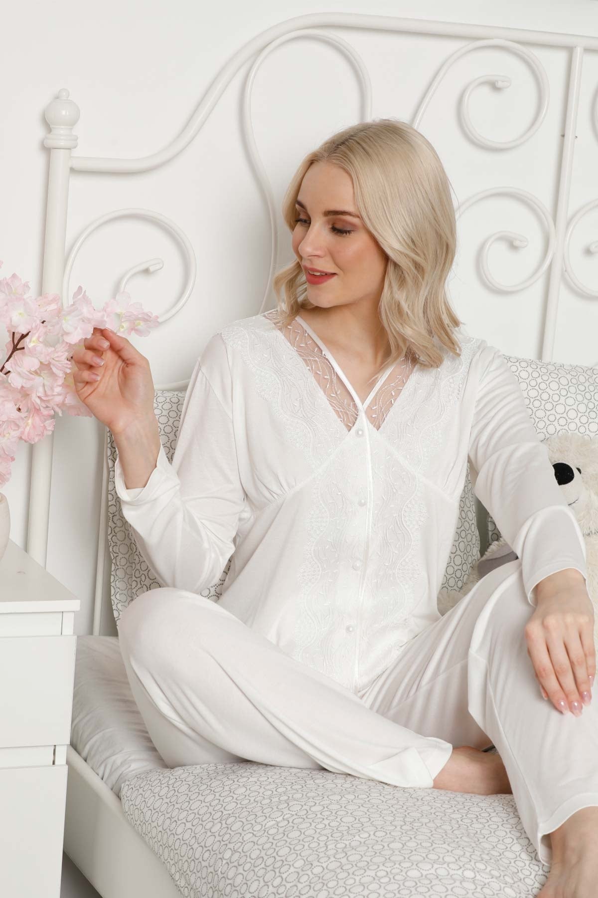 <tc>Ensemble de pyjama à manches longues avec col à boutons et broderie en dentelle, présenté dans une boîte premium, Dreamy.</tc>