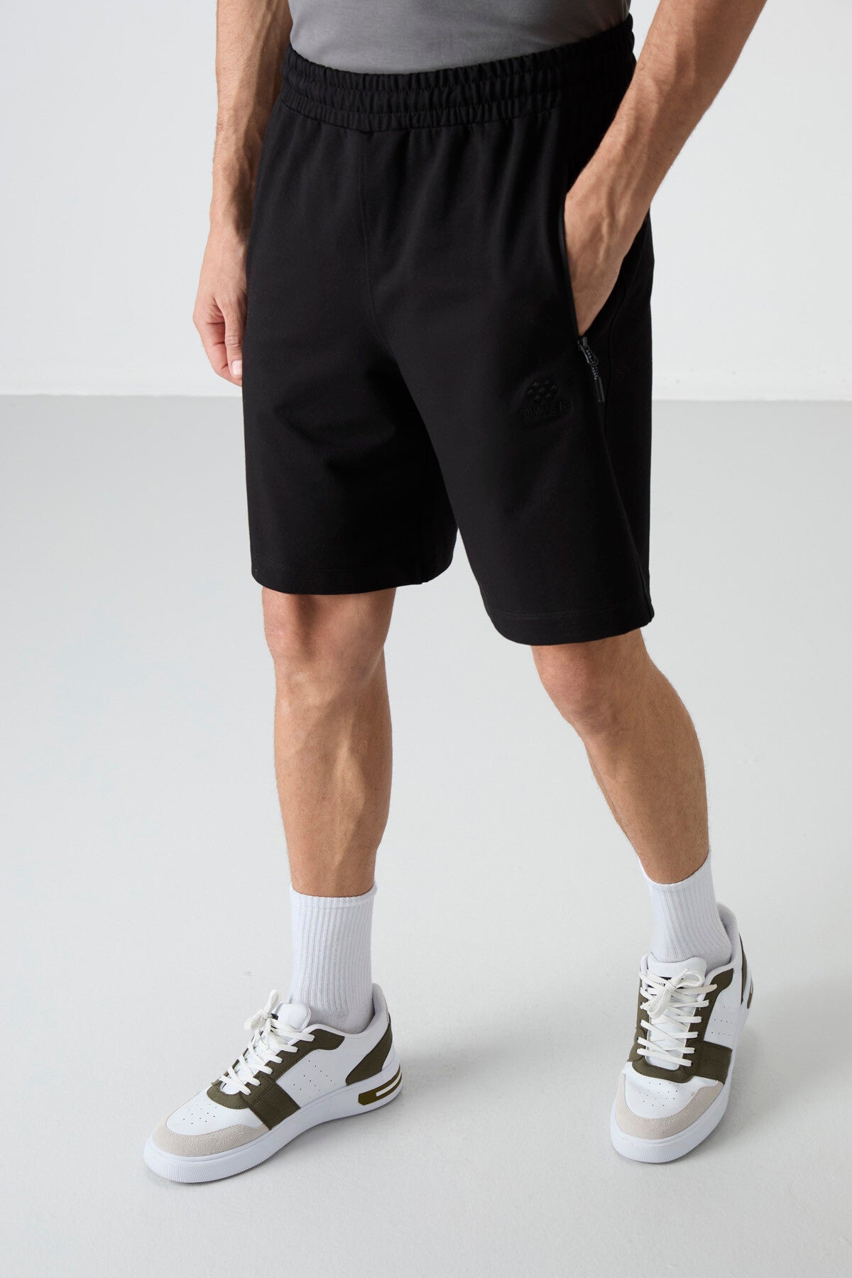 Short homme à cordon avec poche arrière zippée – coupe standard sportive - 81136