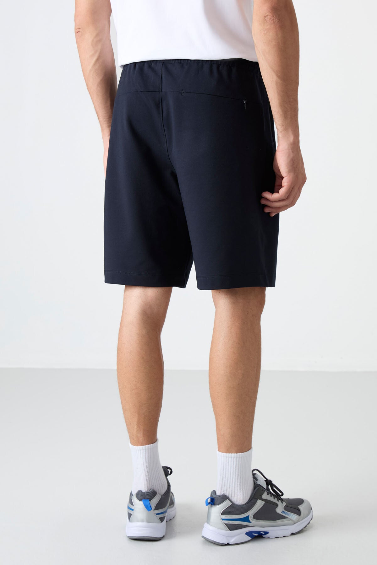 Short homme à cordon avec poche arrière zippée – coupe standard sportive - 81136