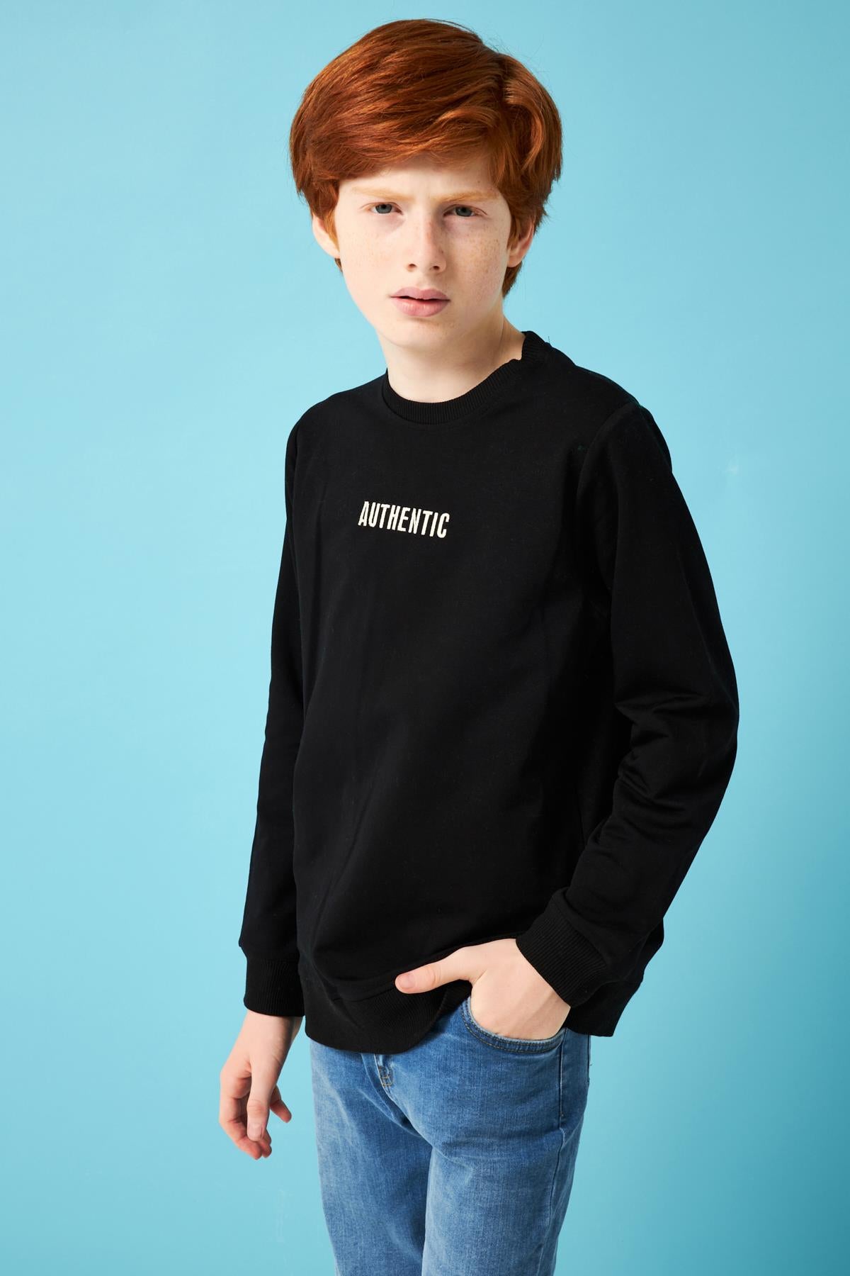 <tc>Sweatshirt garçon avec broderie "Authentic"</tc>