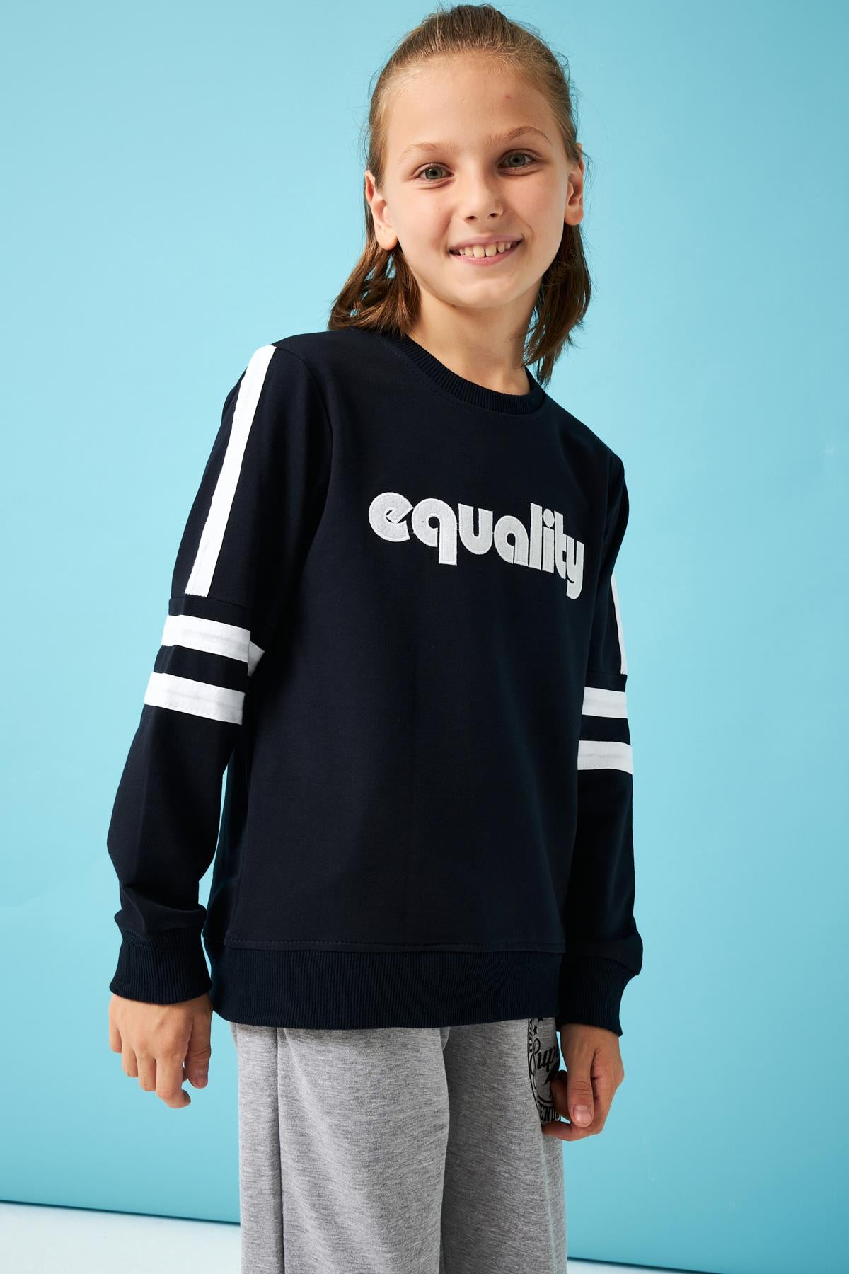 <tc>Sweatshirt garçon avec broderie "Equality"</tc>