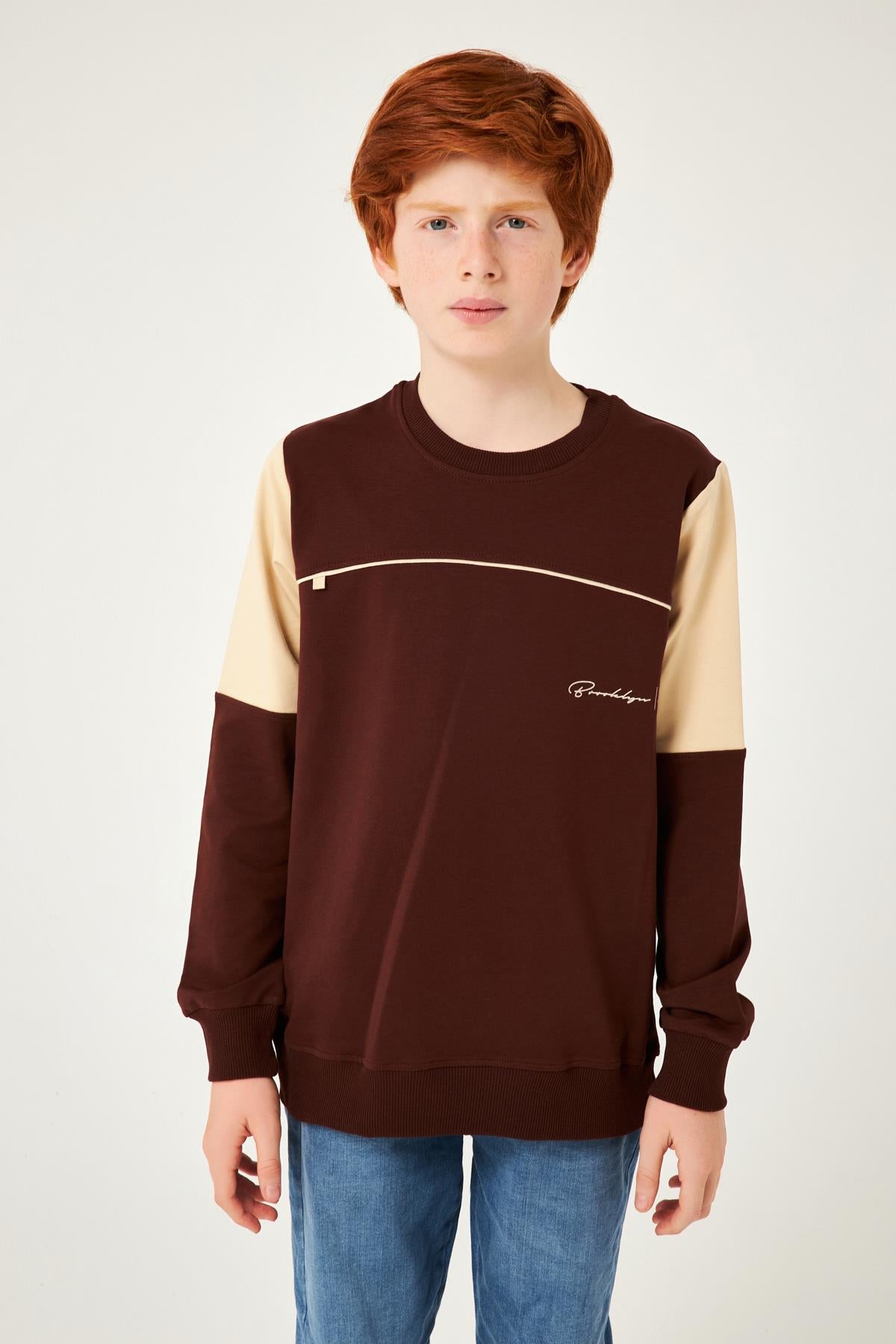 <tc>Sweatshirt garçon avec garniture et bande contrastée</tc>