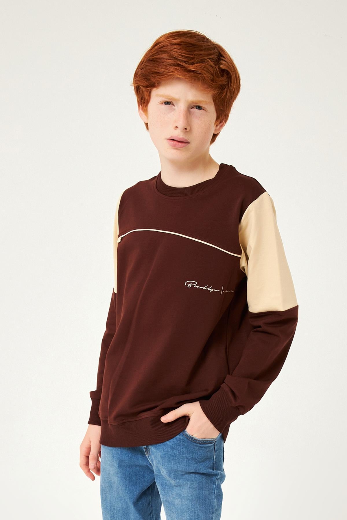 <tc>Sweatshirt garçon avec garniture et bande contrastée</tc>