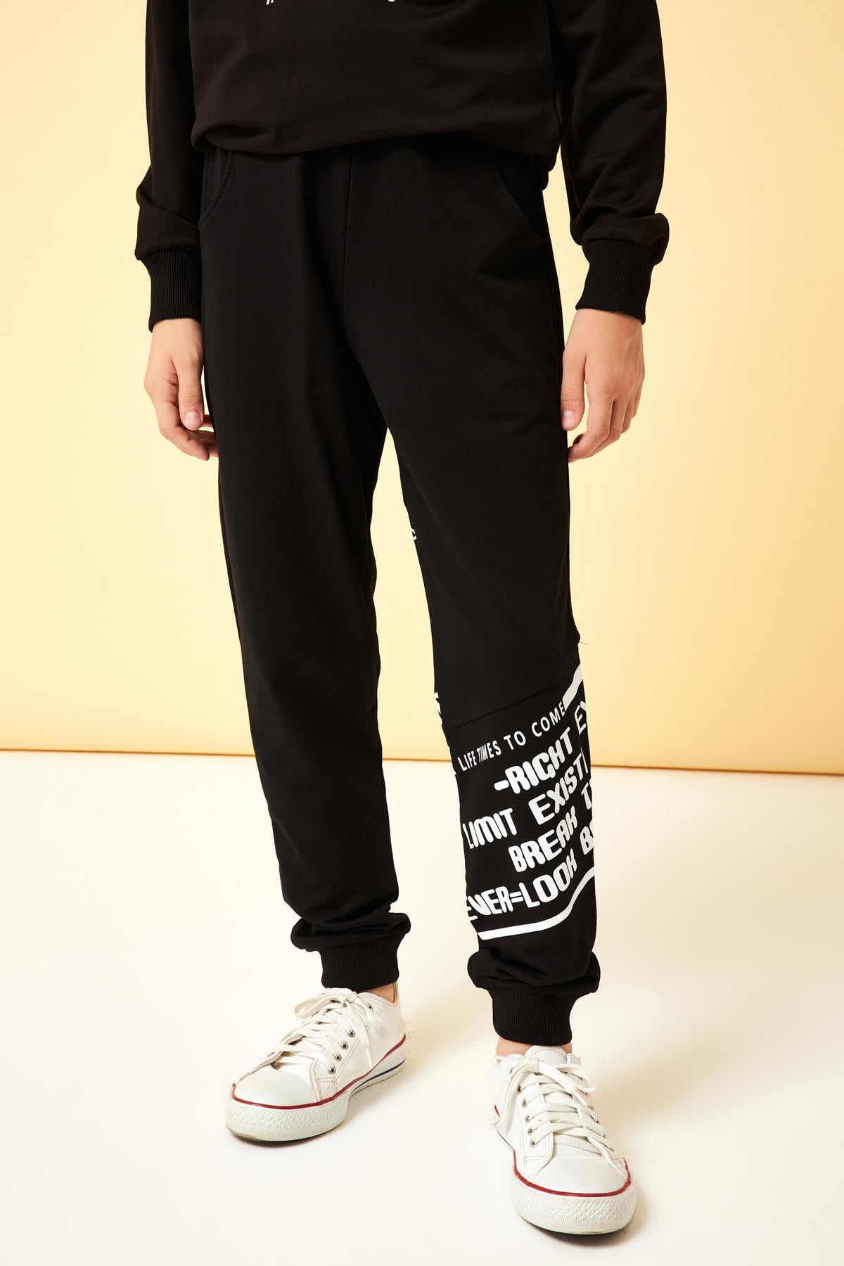 <tc>Pantalon de jogging garçon avec détails d'impression "Never Look"</tc>