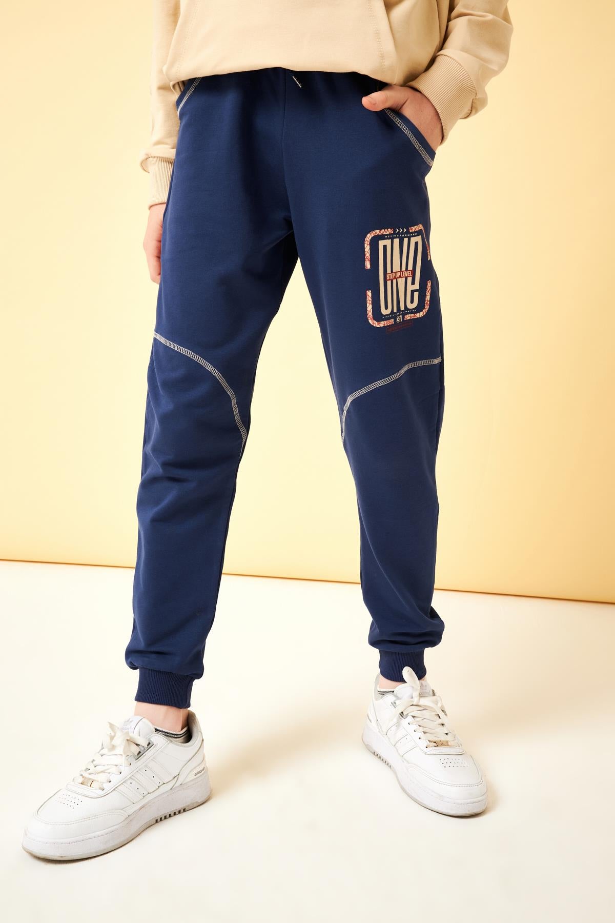 <tc>Pantalon de jogging garçon avec détails d'impression "One"</tc>