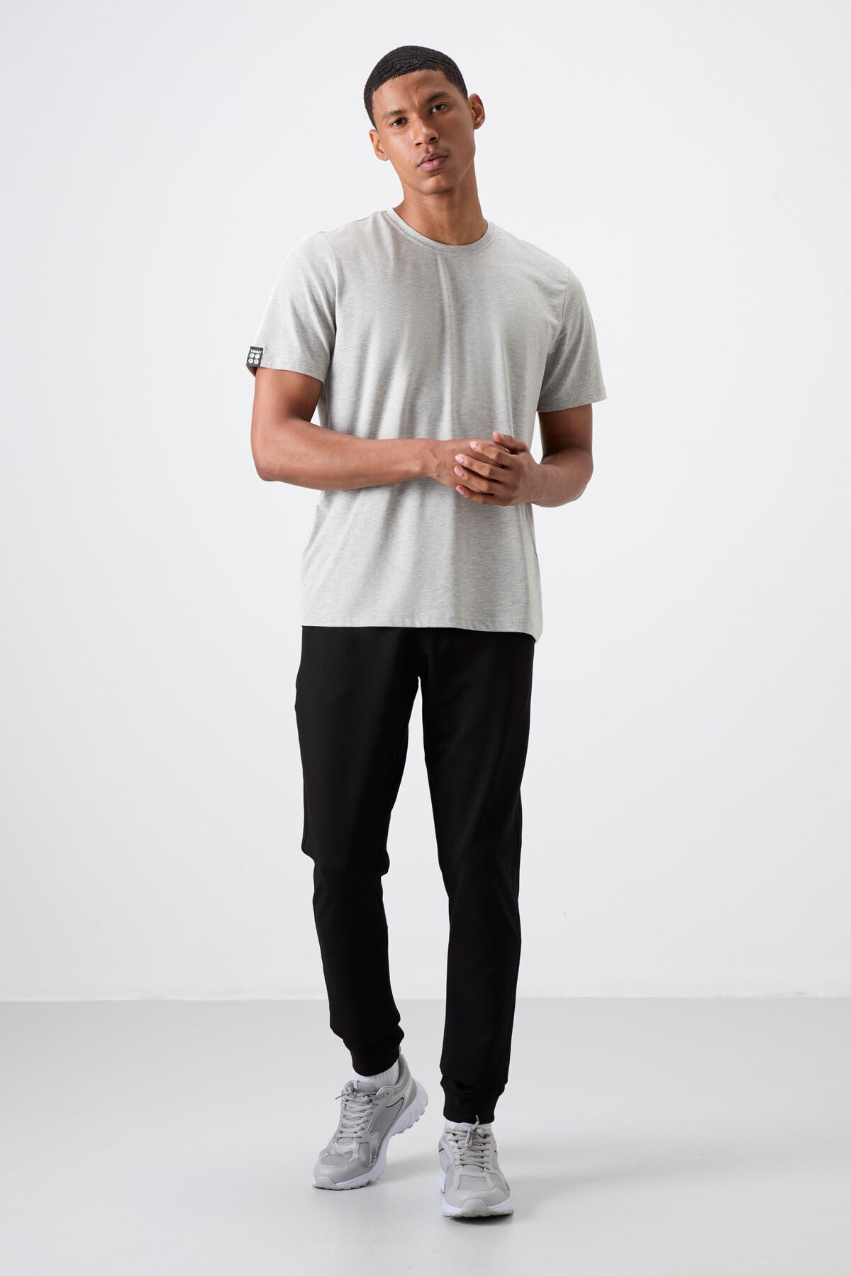 <tc>Pantalon de survêtement pour homme en coton à texture douce, coupe standard, avec broderie - 82133</tc>