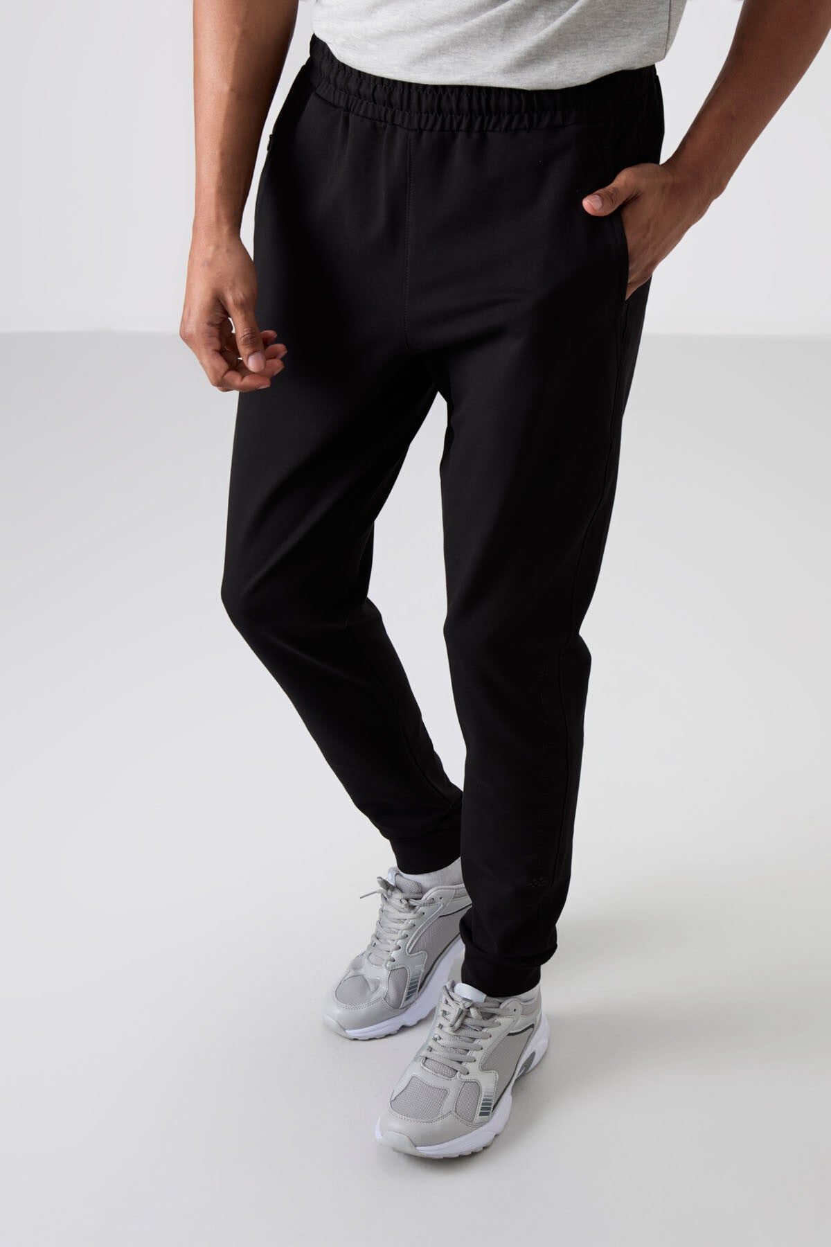 <tc>Pantalon de survêtement pour homme en coton à texture douce, coupe standard, avec broderie - 82133</tc>