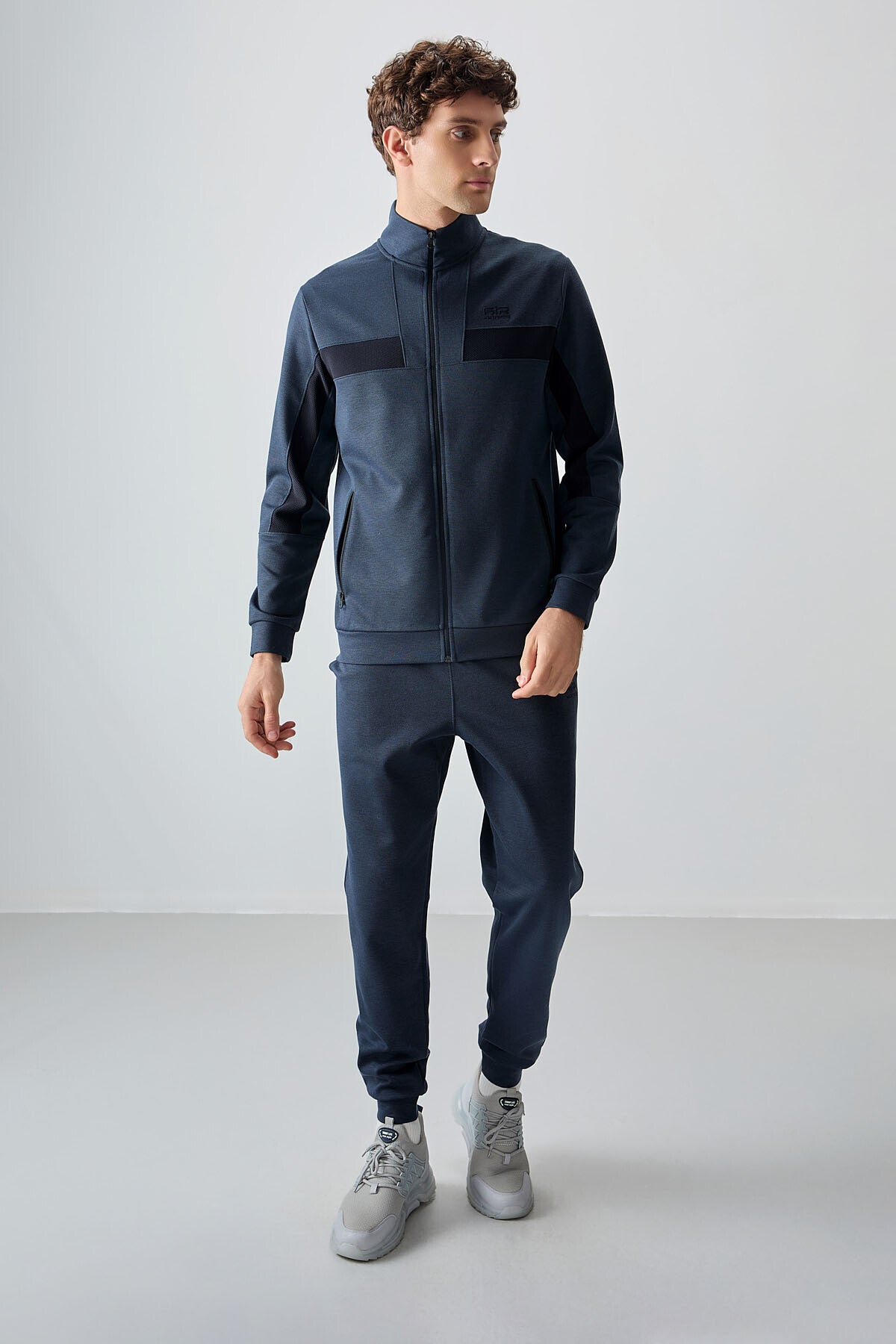 <tc>Ensemble de survêtement pour homme en bleu marine avec surface texturée, à coupe standard et broderie - 85248</tc>