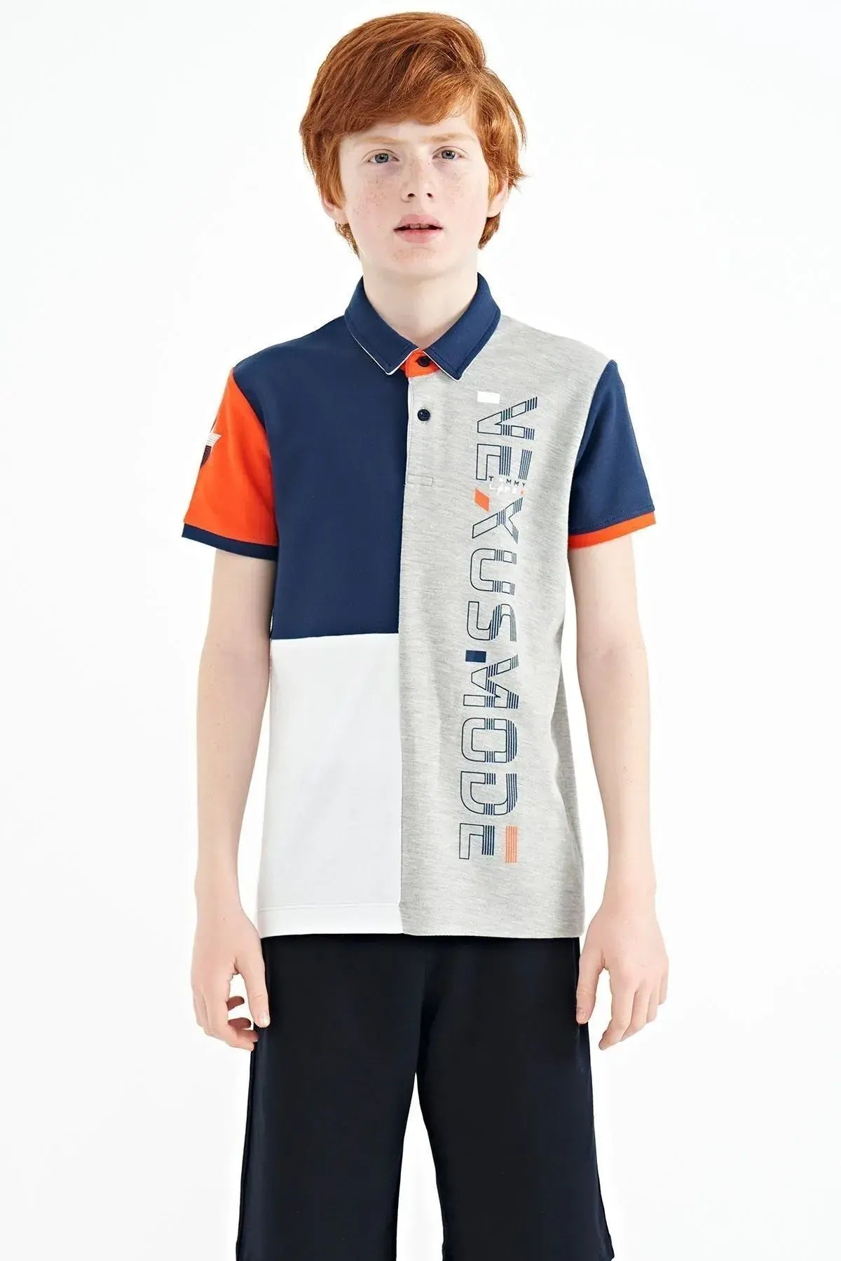 <tc>T-shirt garçon à col polo, gris chiné avec blocs de couleur et impression, coupe standard - 11112</tc>