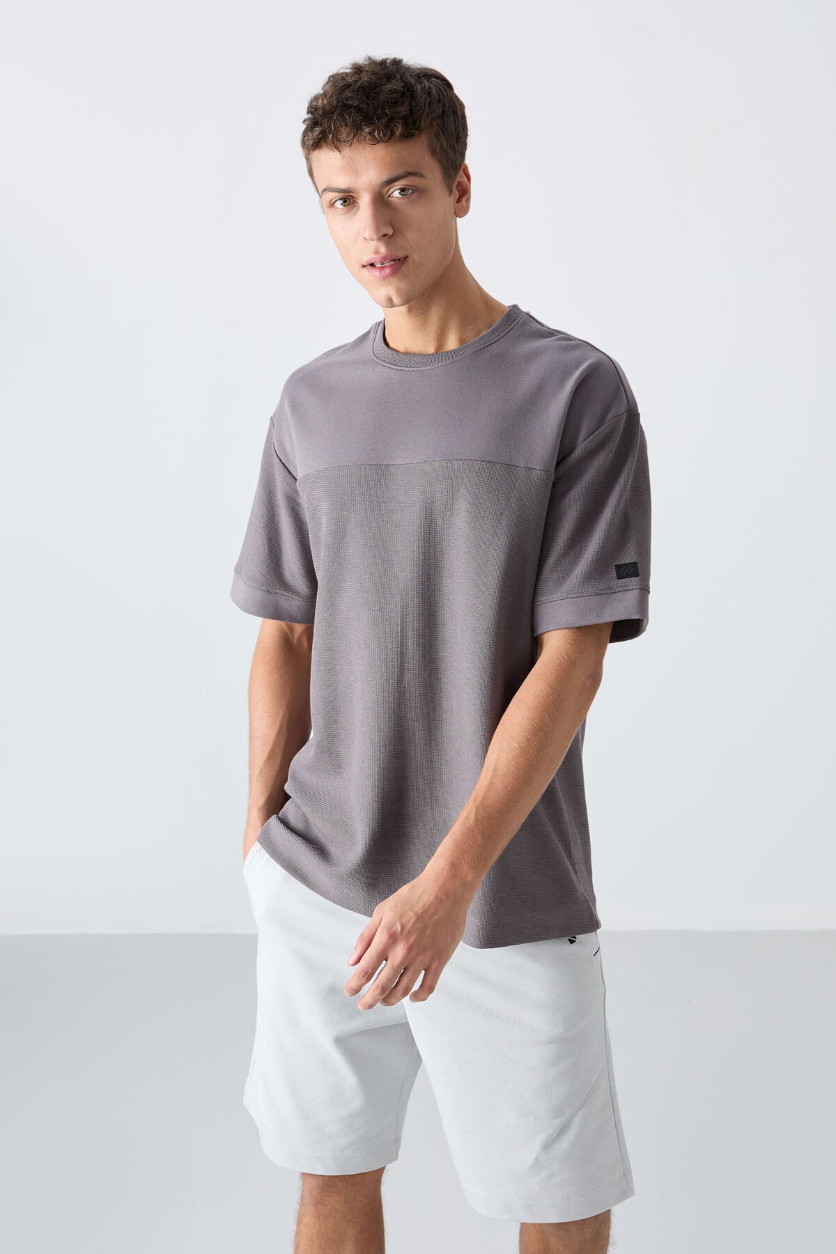 pamuklu kalin yüzeyi dokulu oversize fit basic erkek t-shirt - 88340