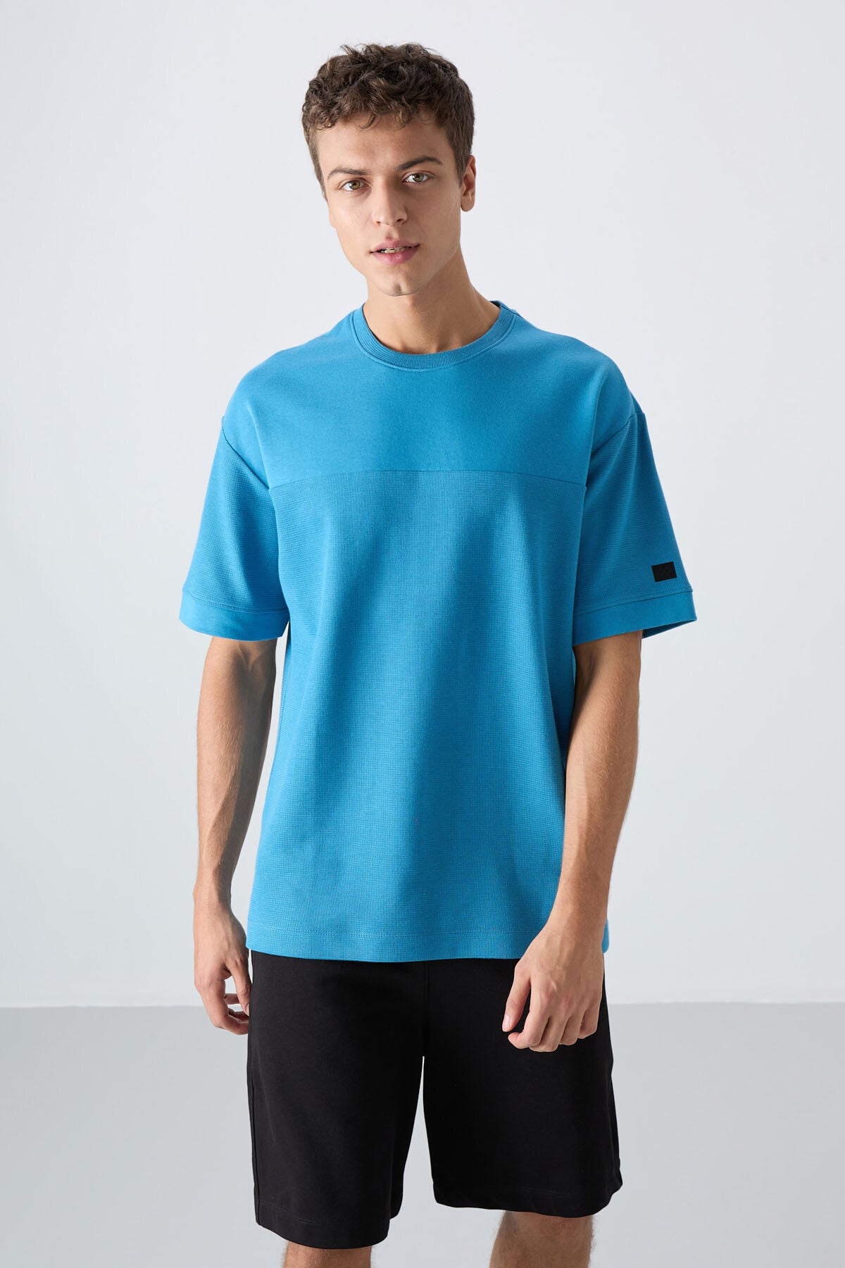 pamuklu kalin yüzeyi dokulu oversize fit basic erkek t-shirt - 88340