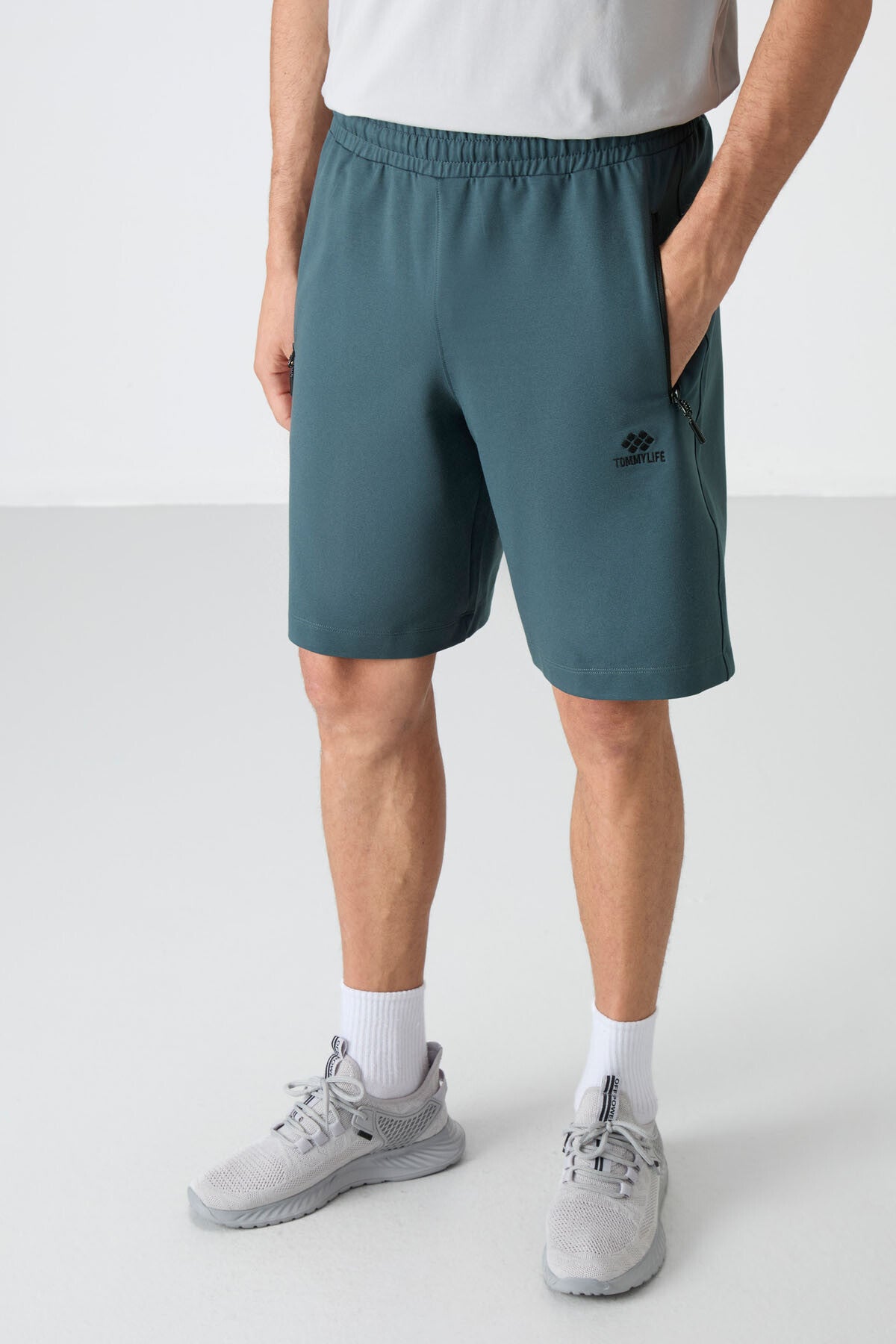 short homme à cordon avec poches arrière zippées cachées, coupe standard - 81136