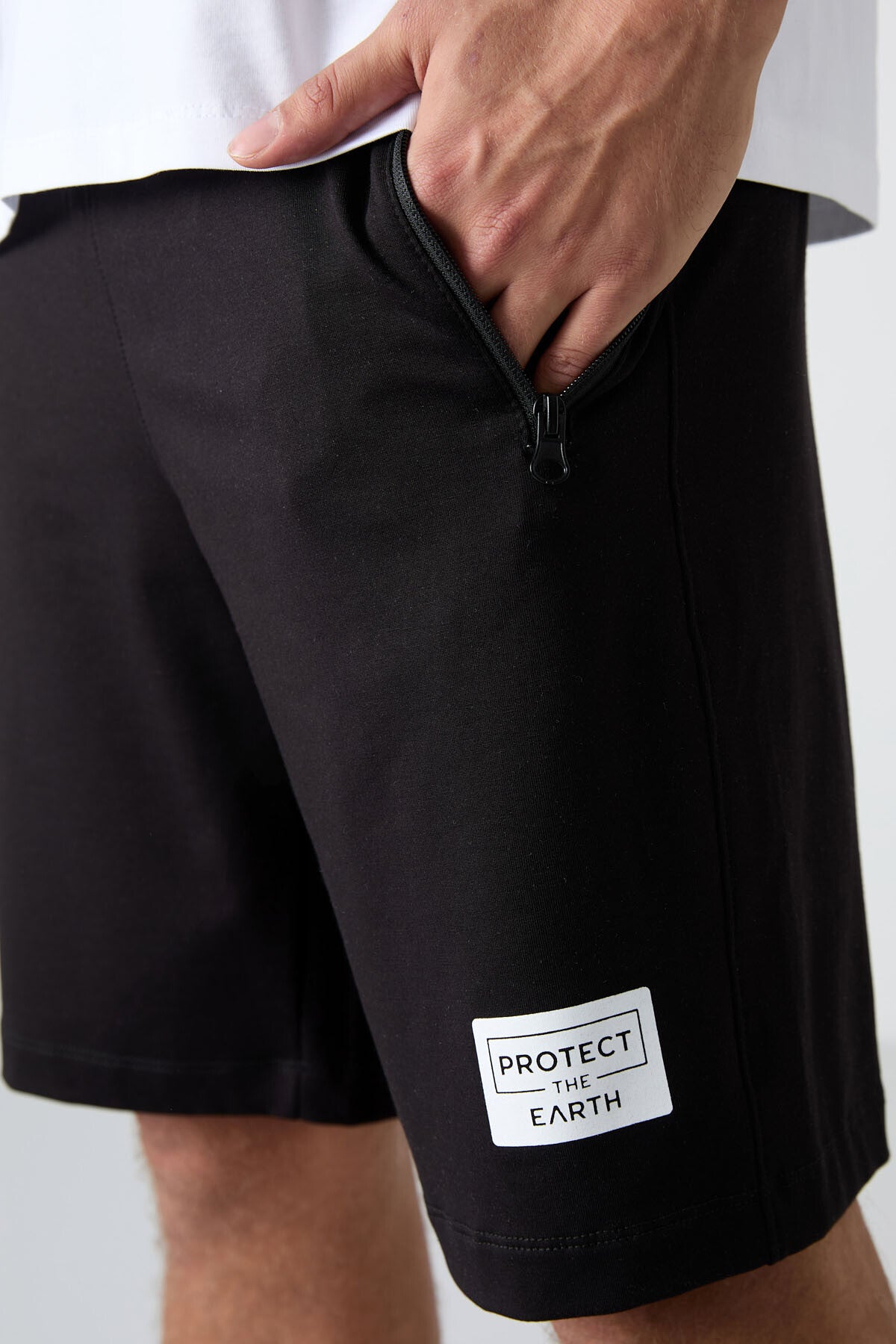 beyaz - siyah pamuklu yumuşak dokulu standart fit baskili erkek şortlu takim - 85243 - Justyol