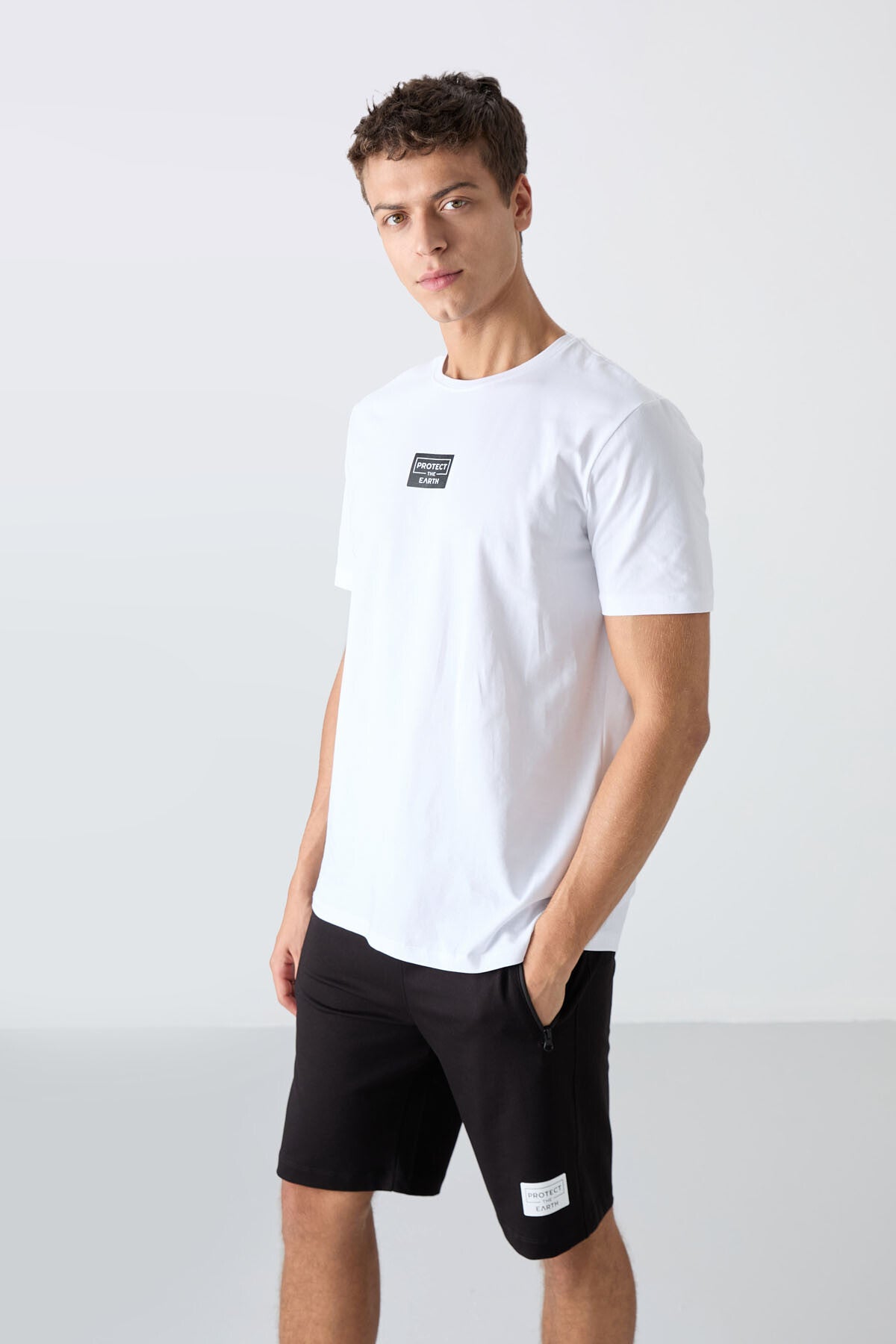 beyaz - siyah pamuklu yumuşak dokulu standart fit baskili erkek şortlu takim - 85243 - Justyol