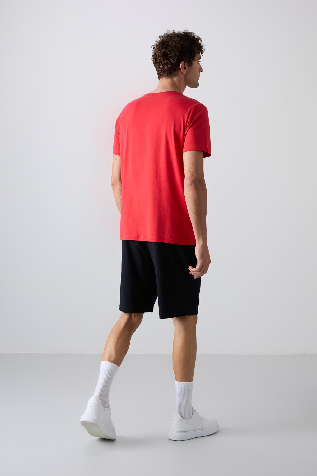 beyaz - siyah pamuklu yumuşak dokulu standart fit baskili erkek şortlu takim - 85243 - Justyol