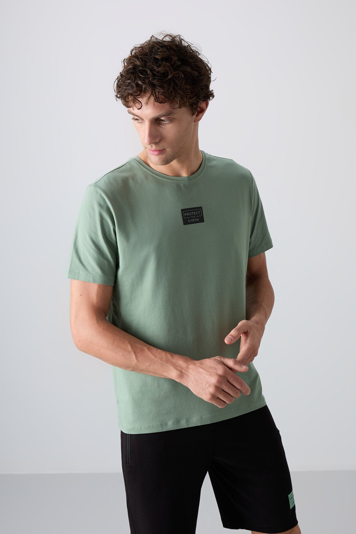 beyaz - siyah pamuklu yumuşak dokulu standart fit baskili erkek şortlu takim - 85243 - Justyol