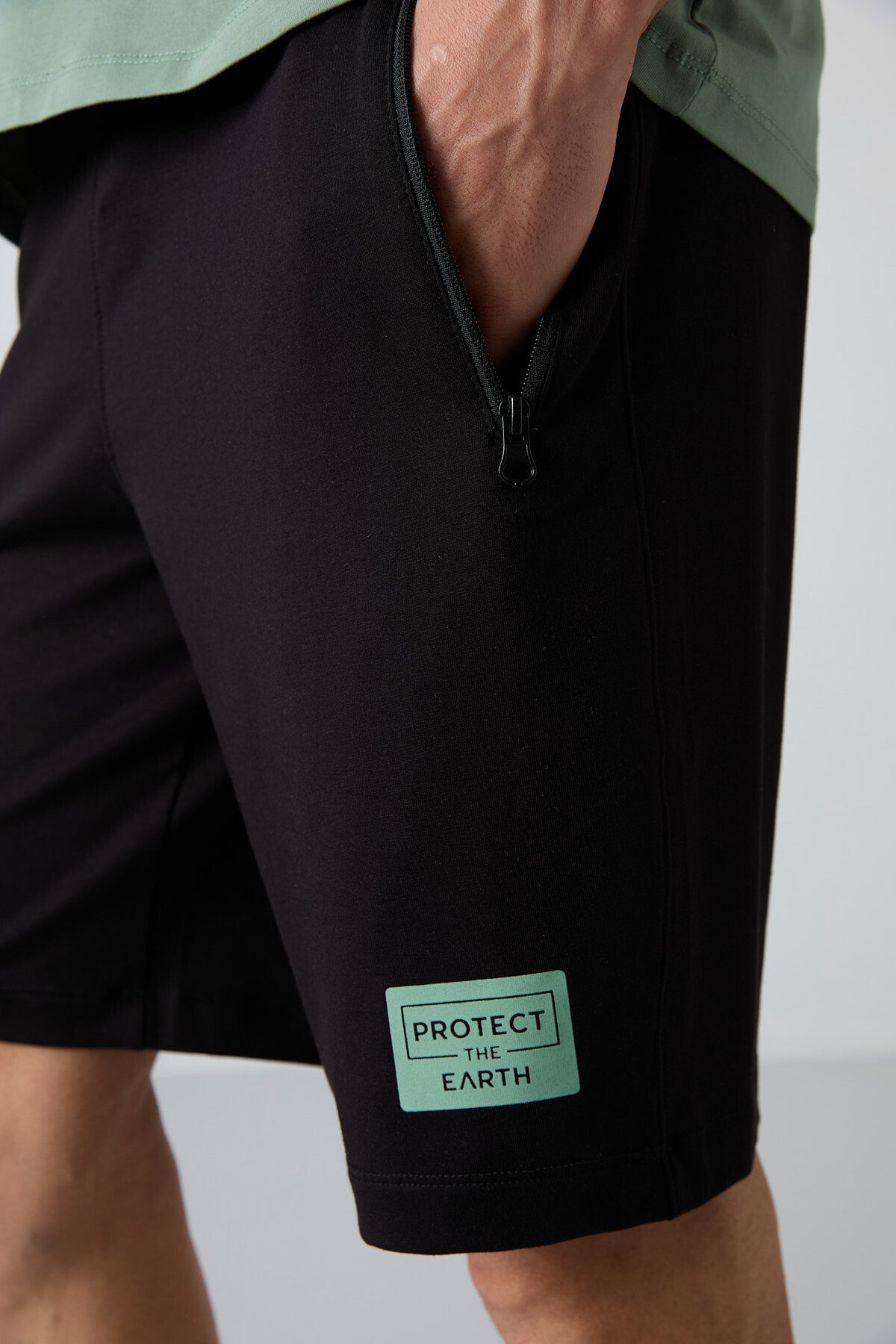 beyaz - siyah pamuklu yumuşak dokulu standart fit baskili erkek şortlu takim - 85243 - Justyol