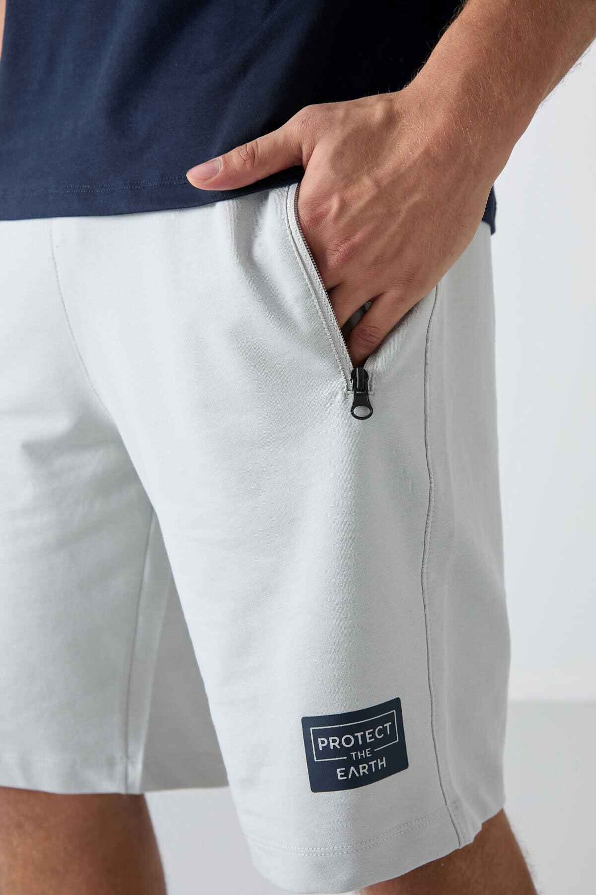 beyaz - siyah pamuklu yumuşak dokulu standart fit baskili erkek şortlu takim - 85243 - Justyol