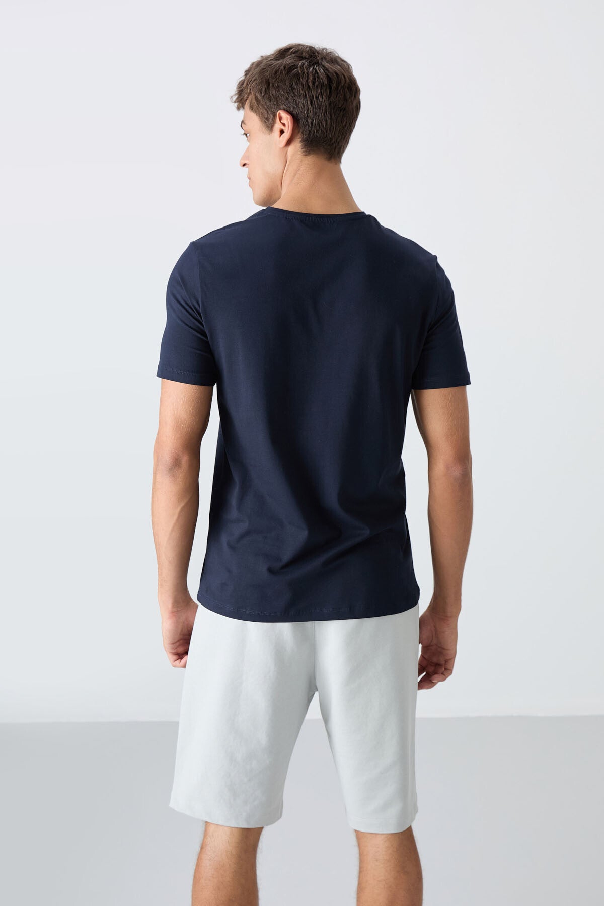 beyaz - siyah pamuklu yumuşak dokulu standart fit baskili erkek şortlu takim - 85243 - Justyol