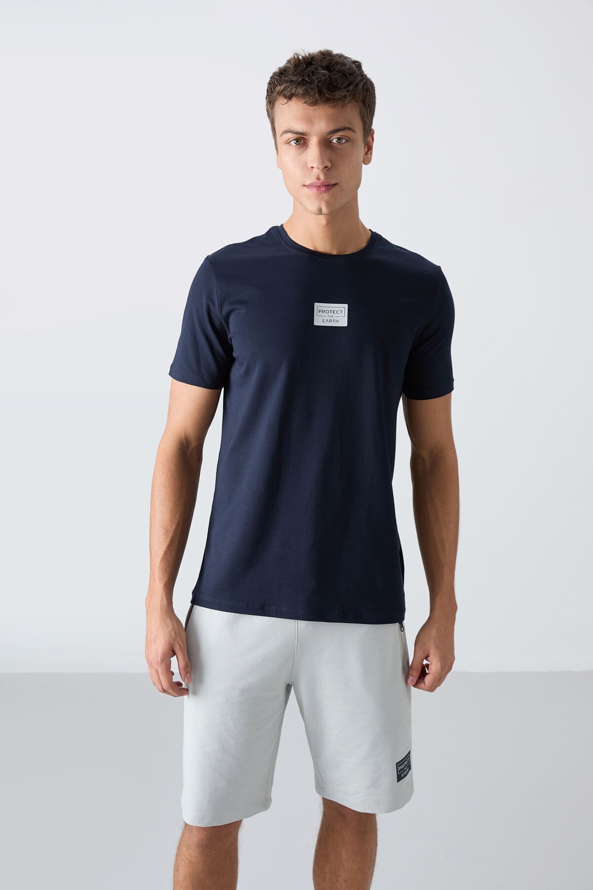 beyaz - siyah pamuklu yumuşak dokulu standart fit baskili erkek şortlu takim - 85243 - Justyol