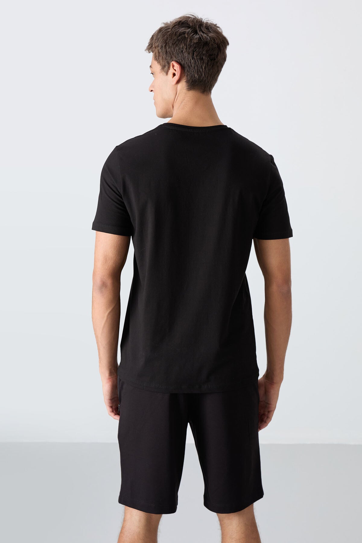 beyaz - siyah pamuklu yumuşak dokulu standart fit baskili erkek şortlu takim - 85243 - Justyol