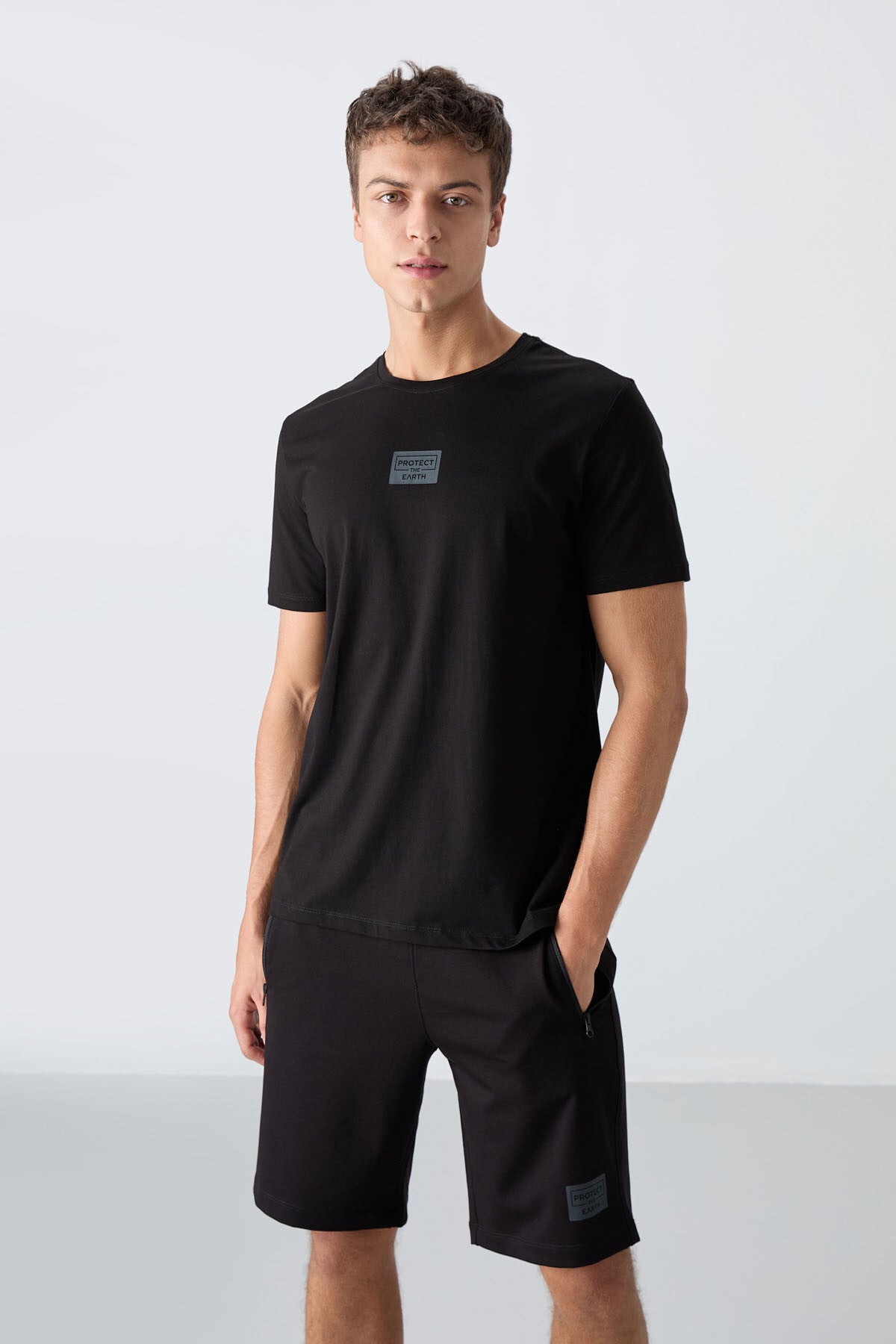 beyaz - siyah pamuklu yumuşak dokulu standart fit baskili erkek şortlu takim - 85243 - Justyol