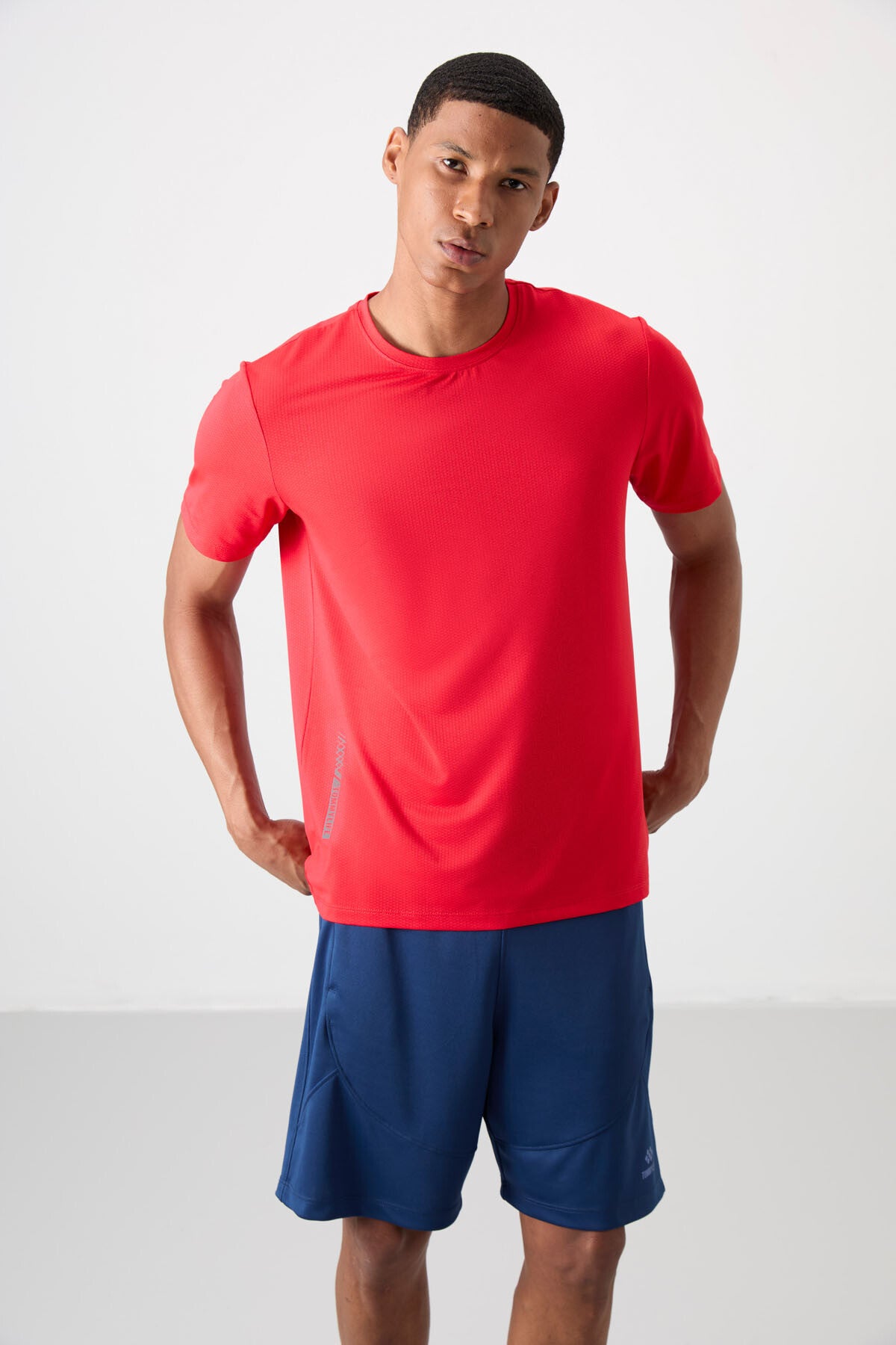 <tc>T-shirt de Performance Homme en Polyester, Tissé, Respirant, Fin et Élastique, Coupe Standard - 88388</tc>