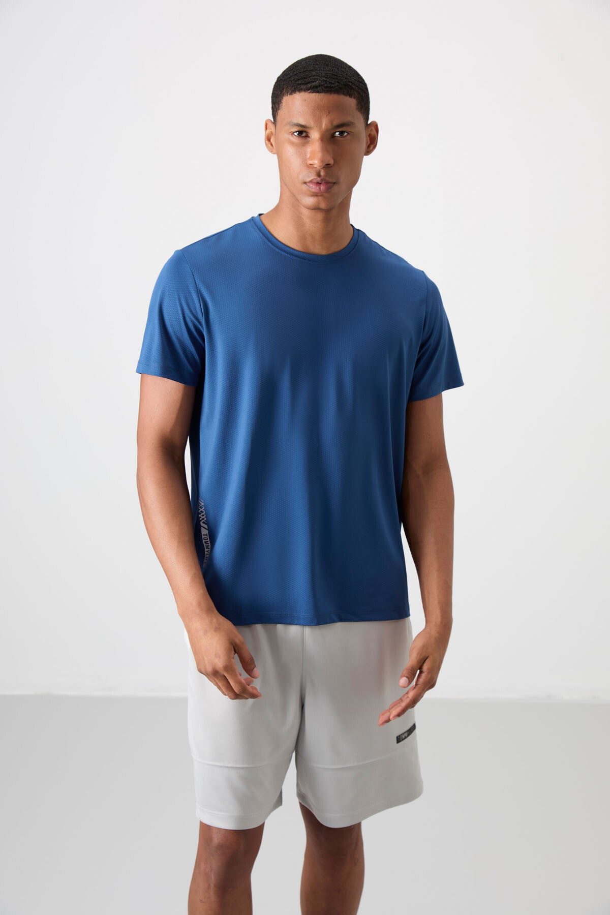 <tc>T-shirt de Performance Homme en Polyester, Tissé, Respirant, Fin et Élastique, Coupe Standard - 88388</tc>