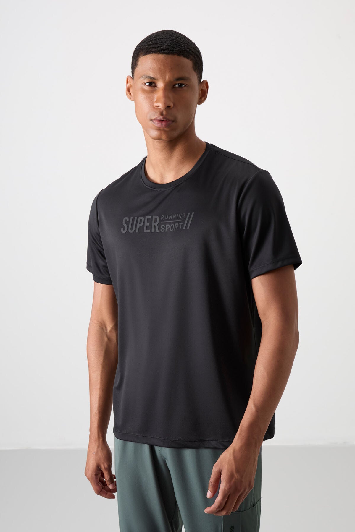 <tc>T-shirt de performance pour homme en polyester respirant, à texture fine et extensible, coupe standard - 88385</tc>