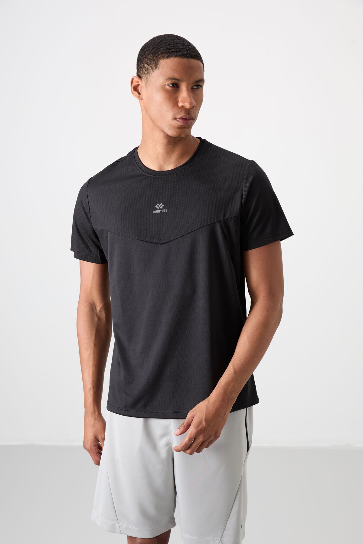 <tc>T-shirt de Performance Homme en Polyester à Texture Respirante, Fine, Élastique et Coupe Standard - 88391</tc>