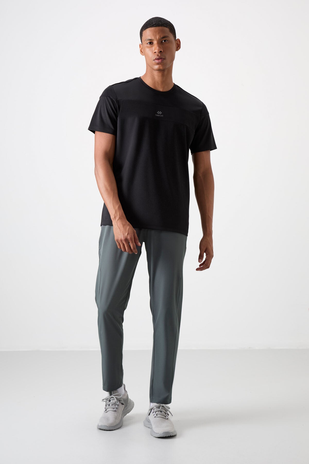 <tc>T-shirt de Performance Homme en Polyester à Texture Respirante, Fine, Élastique et Coupe Standard - 88396</tc>