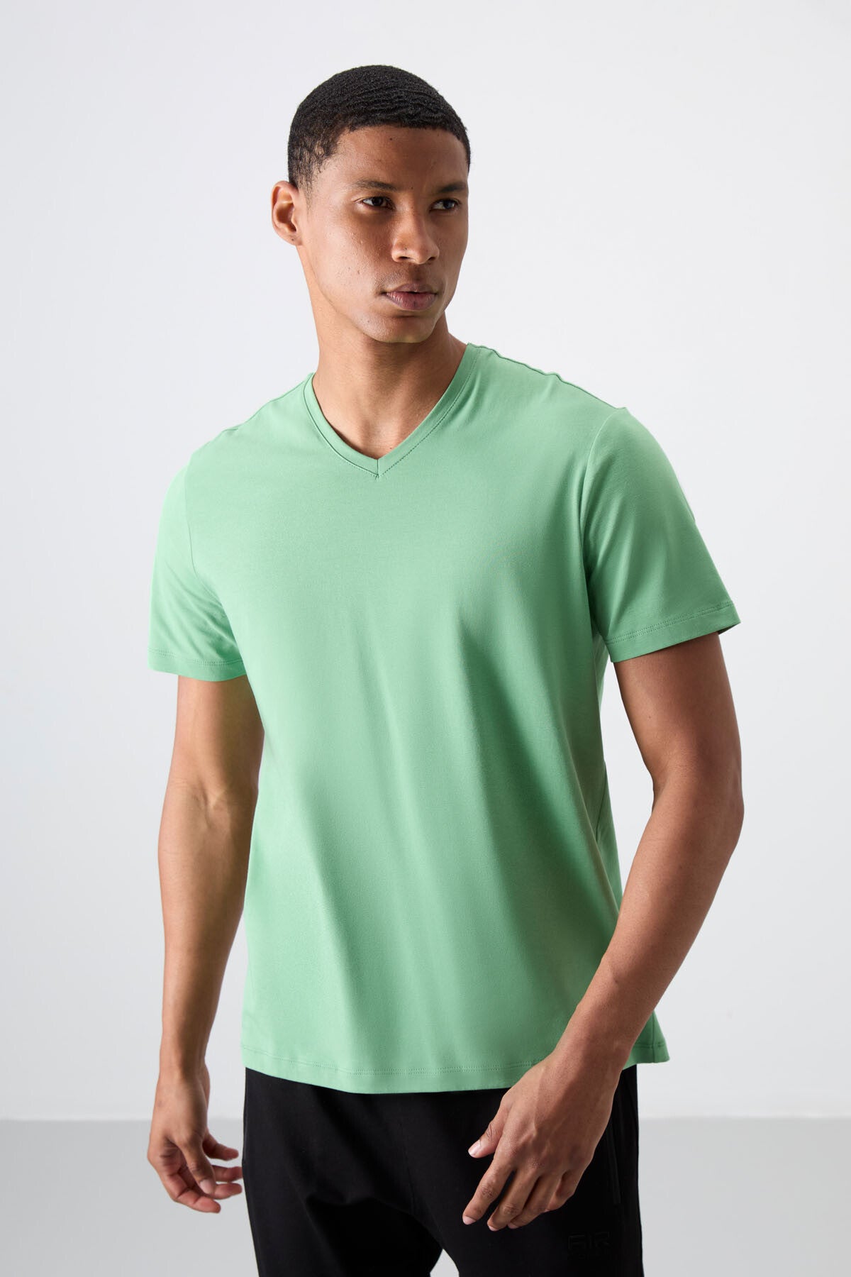 <tc>T-shirt homme basique à manches courtes, col en V et coupe standard - 87912</tc>