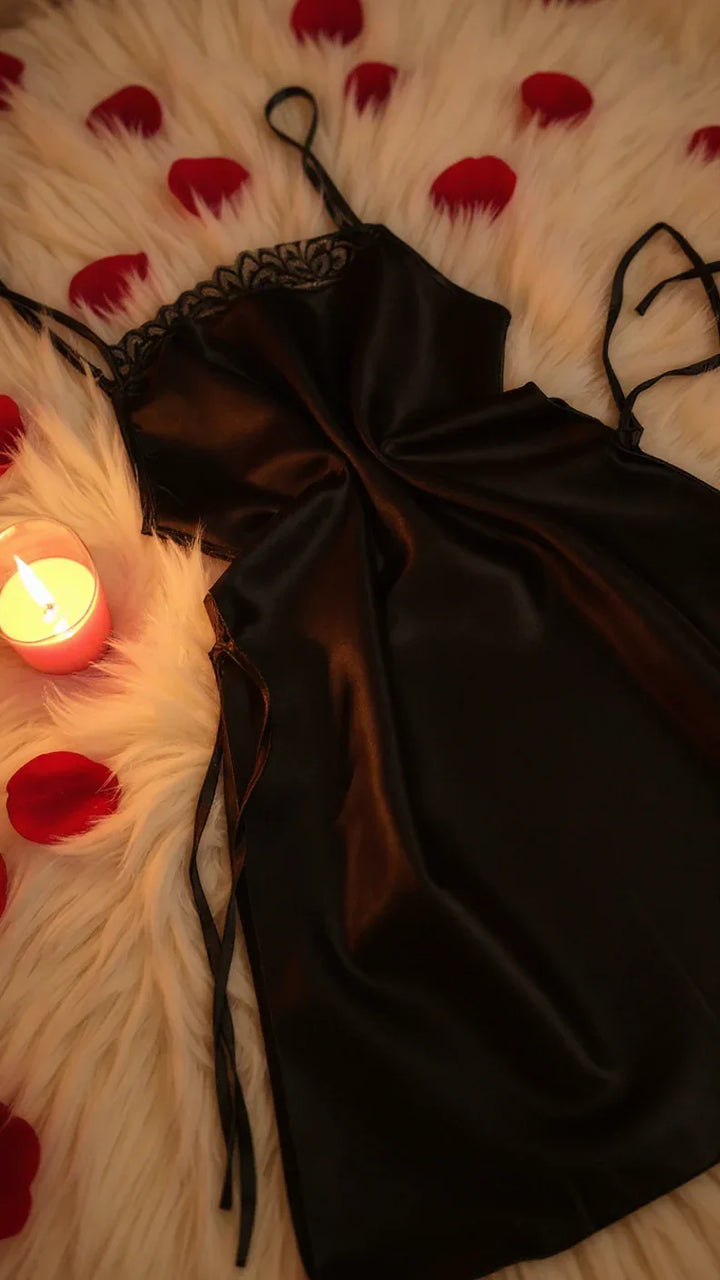 Nuisette 126 -Nuisette noire en satin avec dentelle féminine