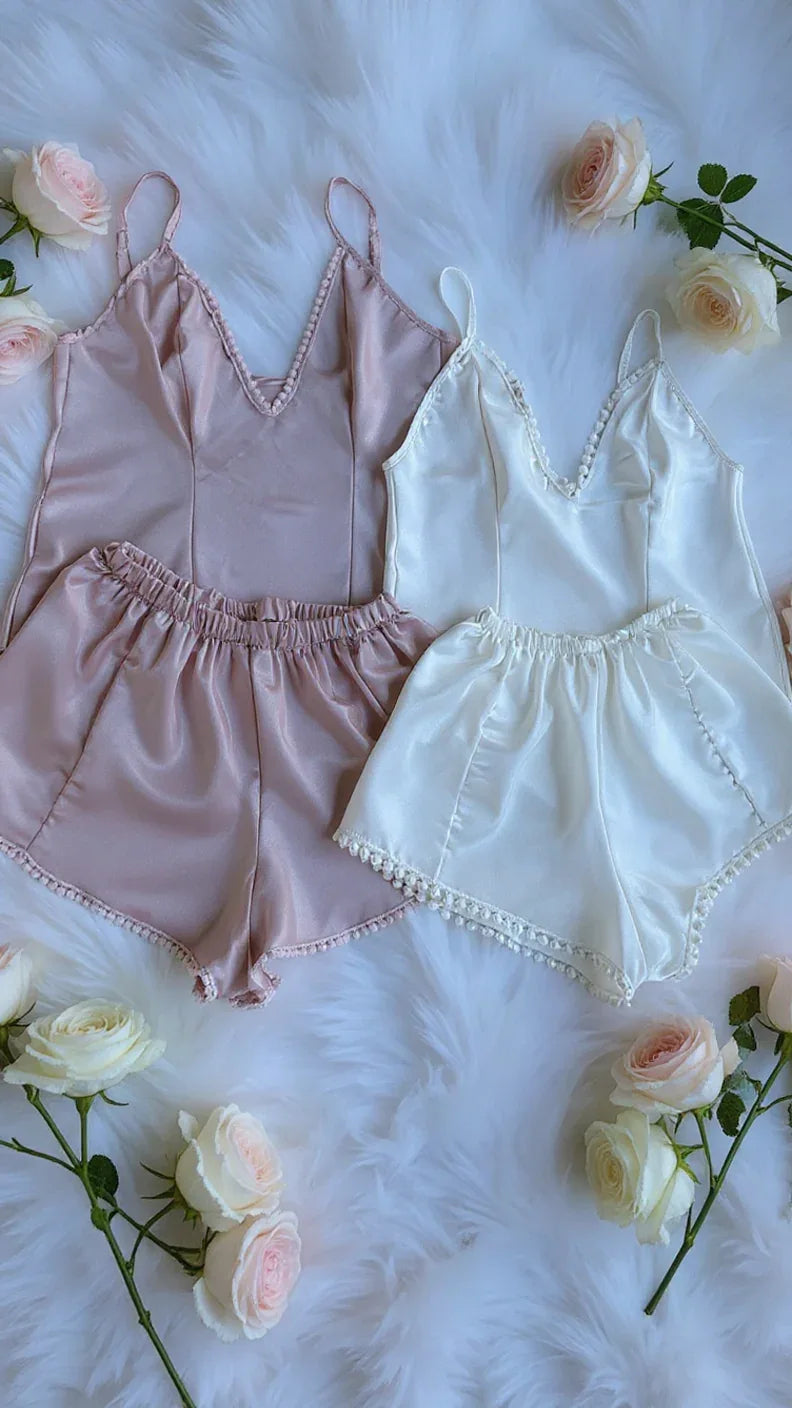 Ensemble pyjama court satin luxe femme avec pompons