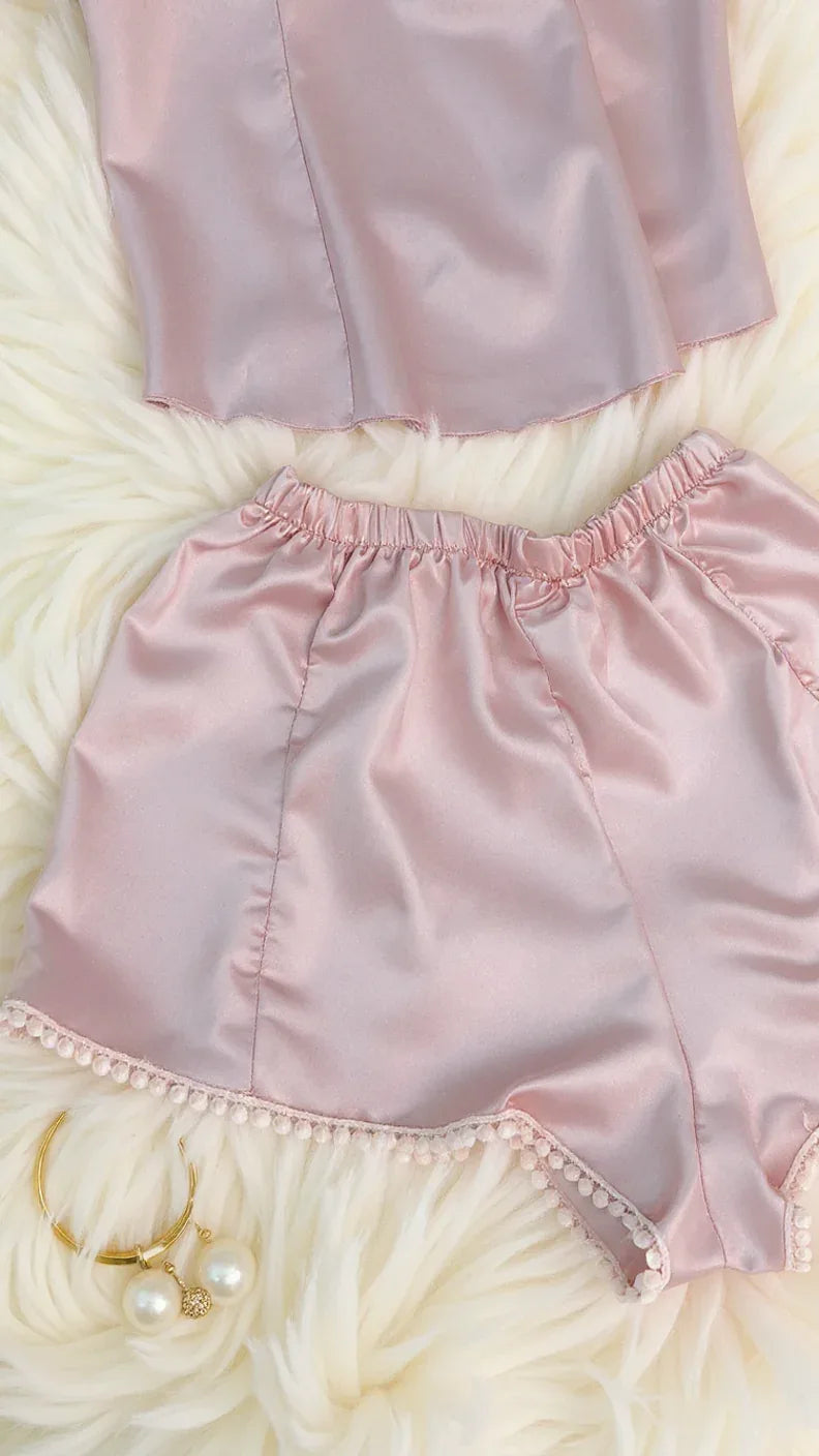 Ensemble pyjama court satin luxe femme avec pompons