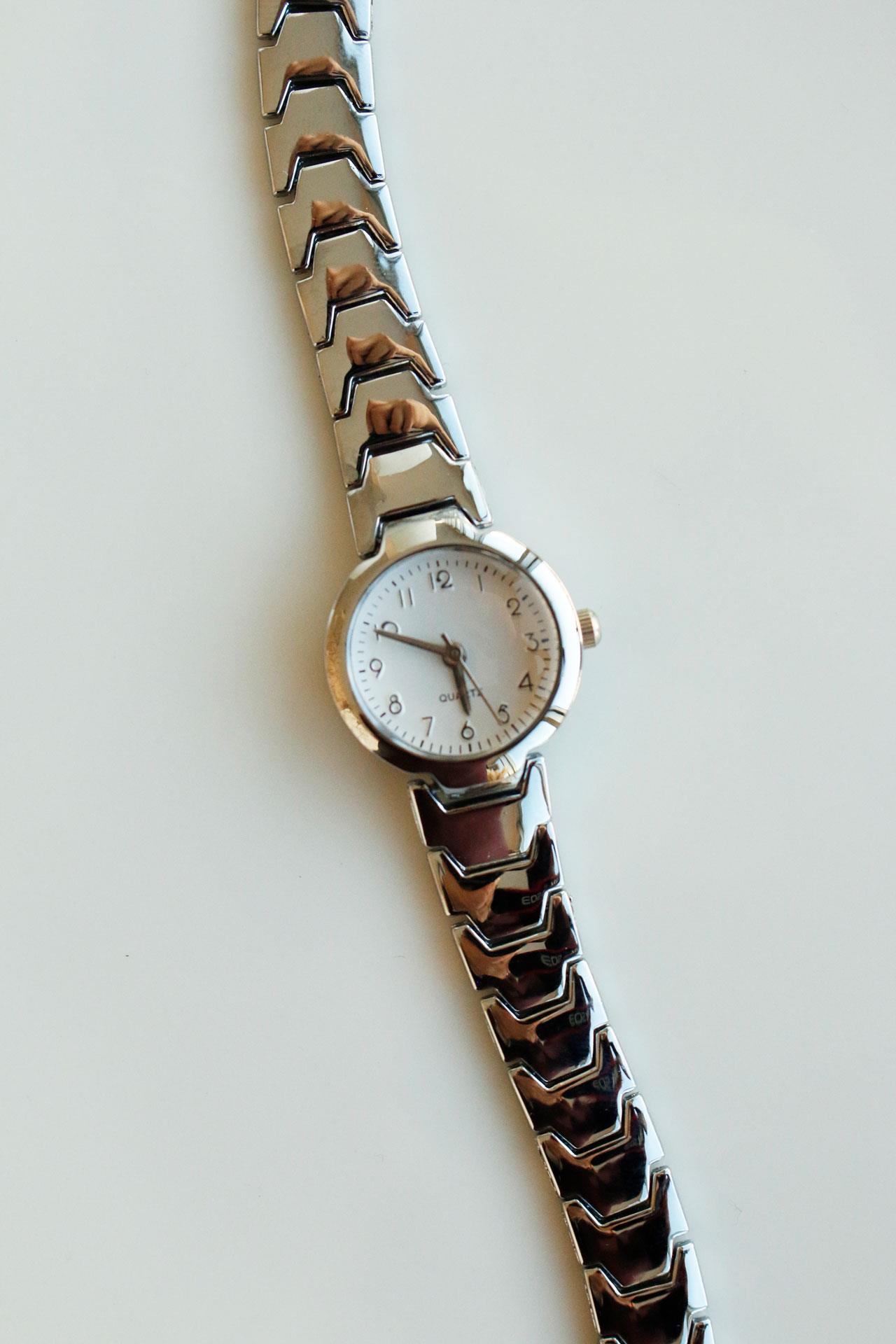 <tc>Franche montre-bracelet en métal argenté.</tc>