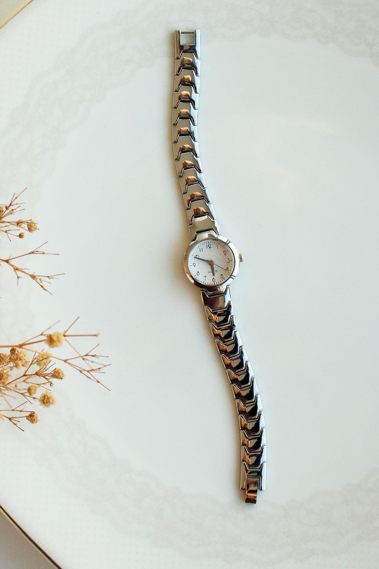 <tc>Franche montre-bracelet en métal argenté.</tc>