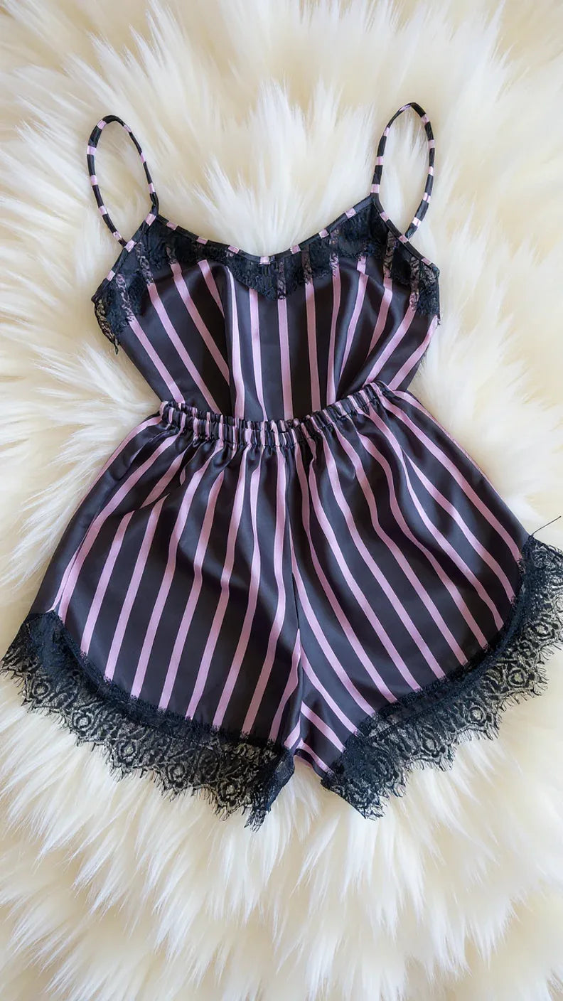 Ensemble de nuit satin rayé avec dentelle élégante