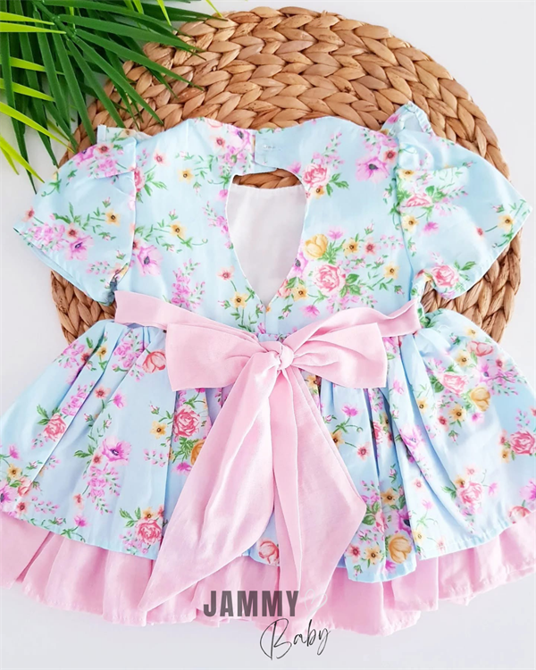 <tc>Robe Gabrielle en dentelle avec empiècement floral - bleu bébé.</tc>