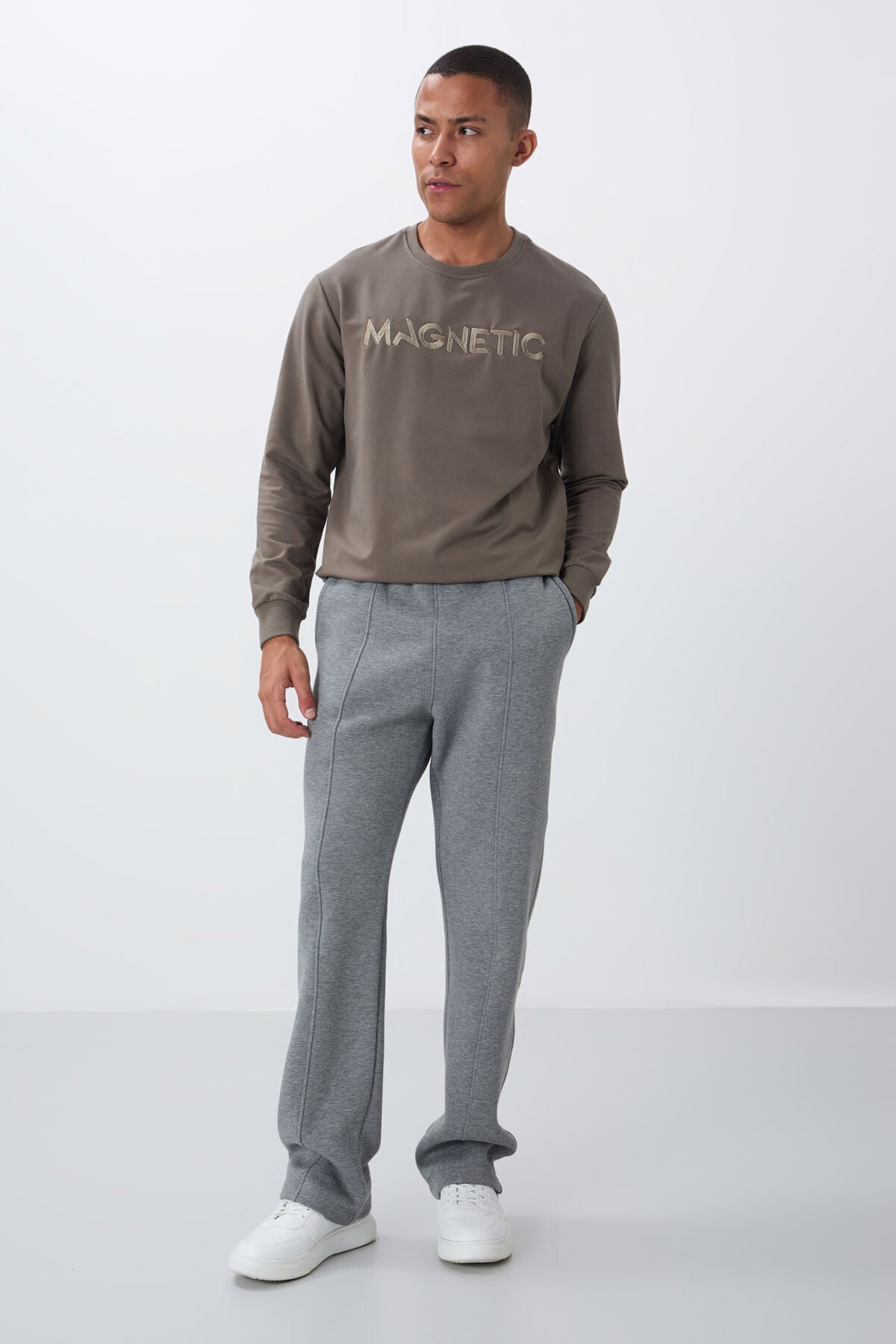 <tc>Pantalon de survêtement homme en gris chiné, en coton épais avec intérieur en peluche, à texture douce, oversize et brodé - 82146</tc>