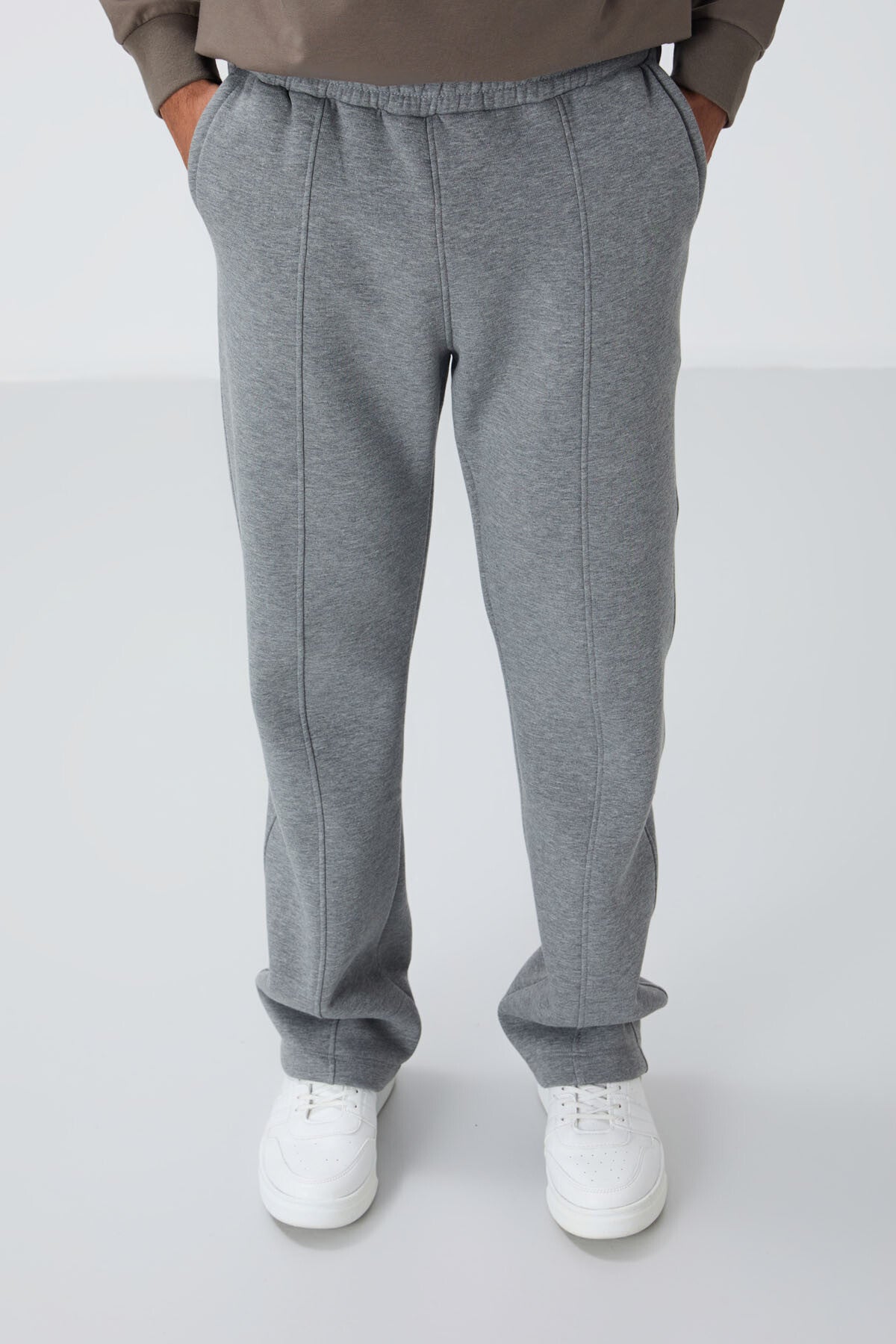 <tc>Pantalon de survêtement homme en gris chiné, en coton épais avec intérieur en peluche, à texture douce, oversize et brodé - 82146</tc>