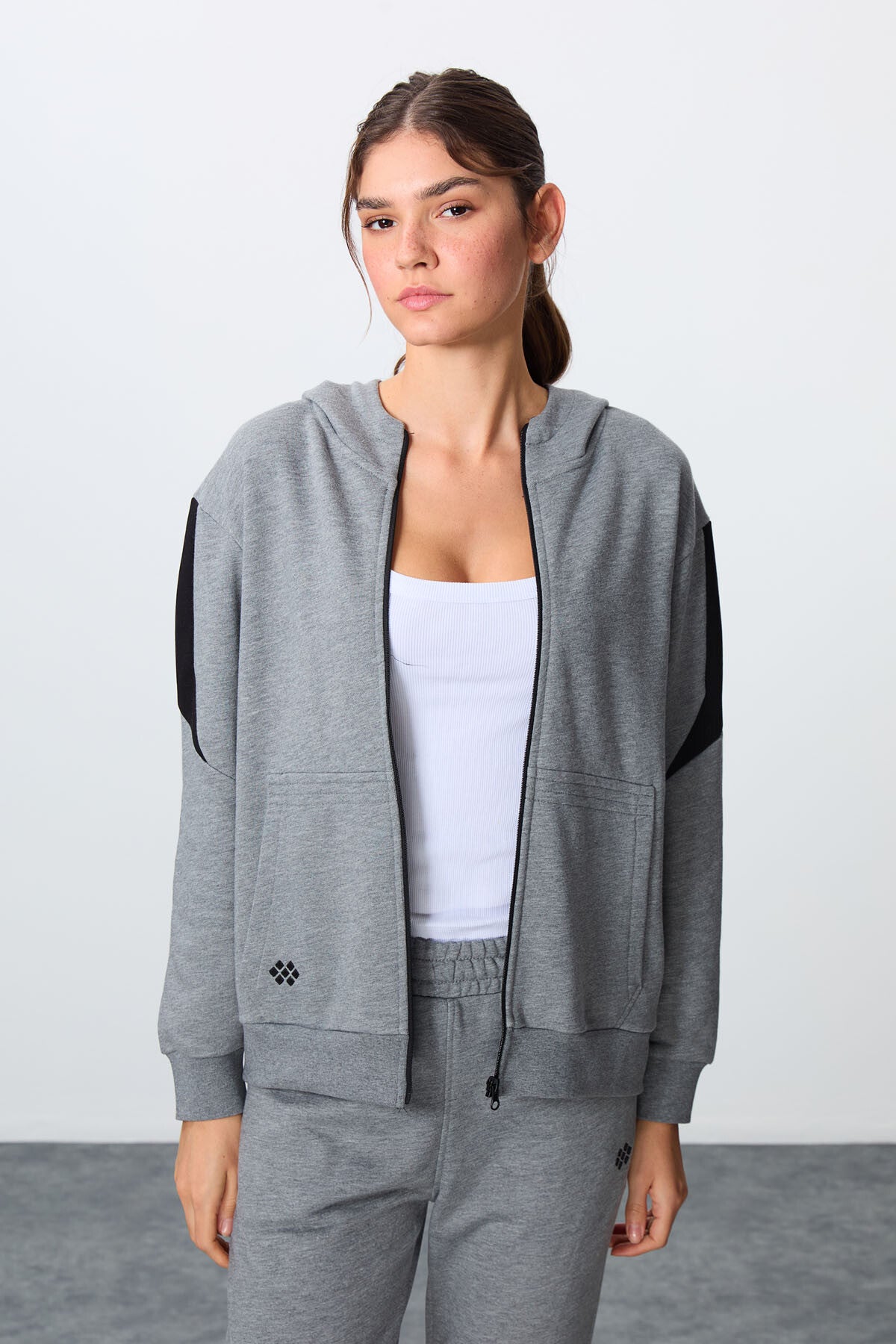 <tc>Ensemble de survêtement pour femme en gris mélangé, en coton compact épais avec texture lisse, à capuche, coupe oversize - 95343</tc>