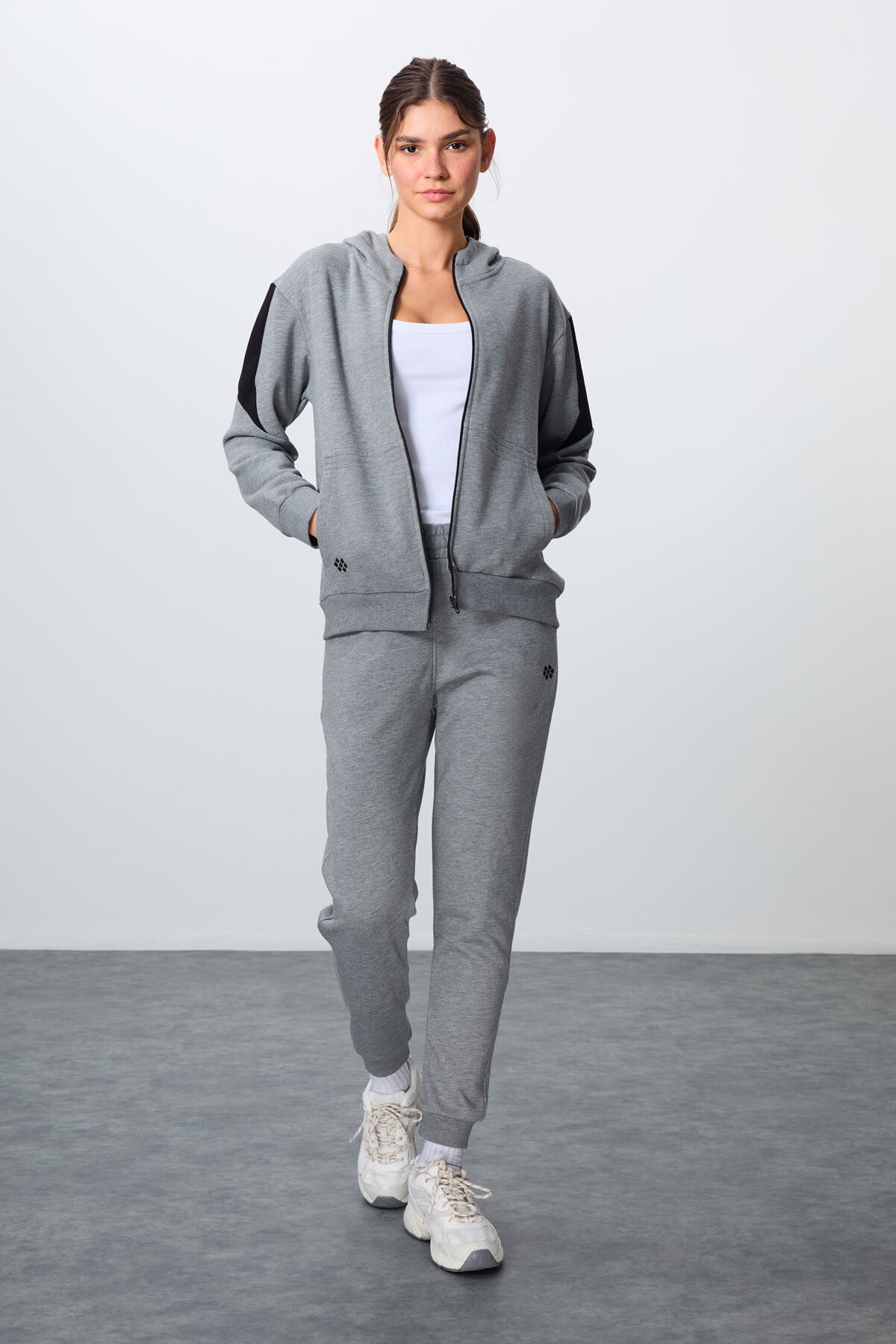 <tc>Ensemble de survêtement pour femme en gris mélangé, en coton compact épais avec texture lisse, à capuche, coupe oversize - 95343</tc>