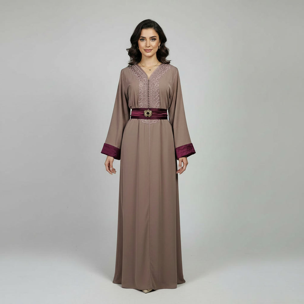 Caftan Moderne avec Ceinture Assortie & Broderies Poitrine