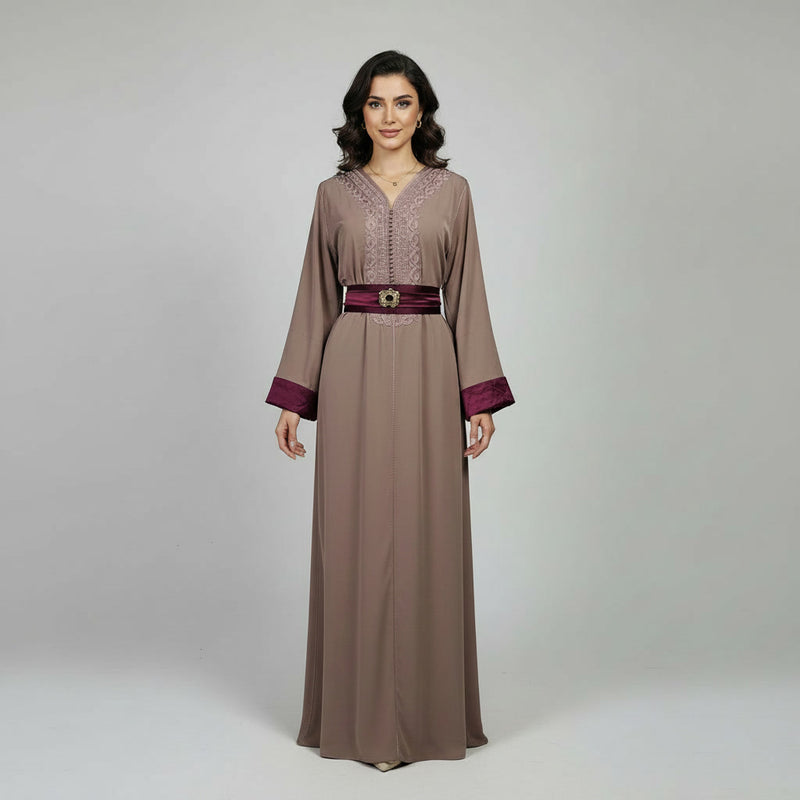 Caftan Moderne avec Ceinture Assortie & Broderies Poitrine