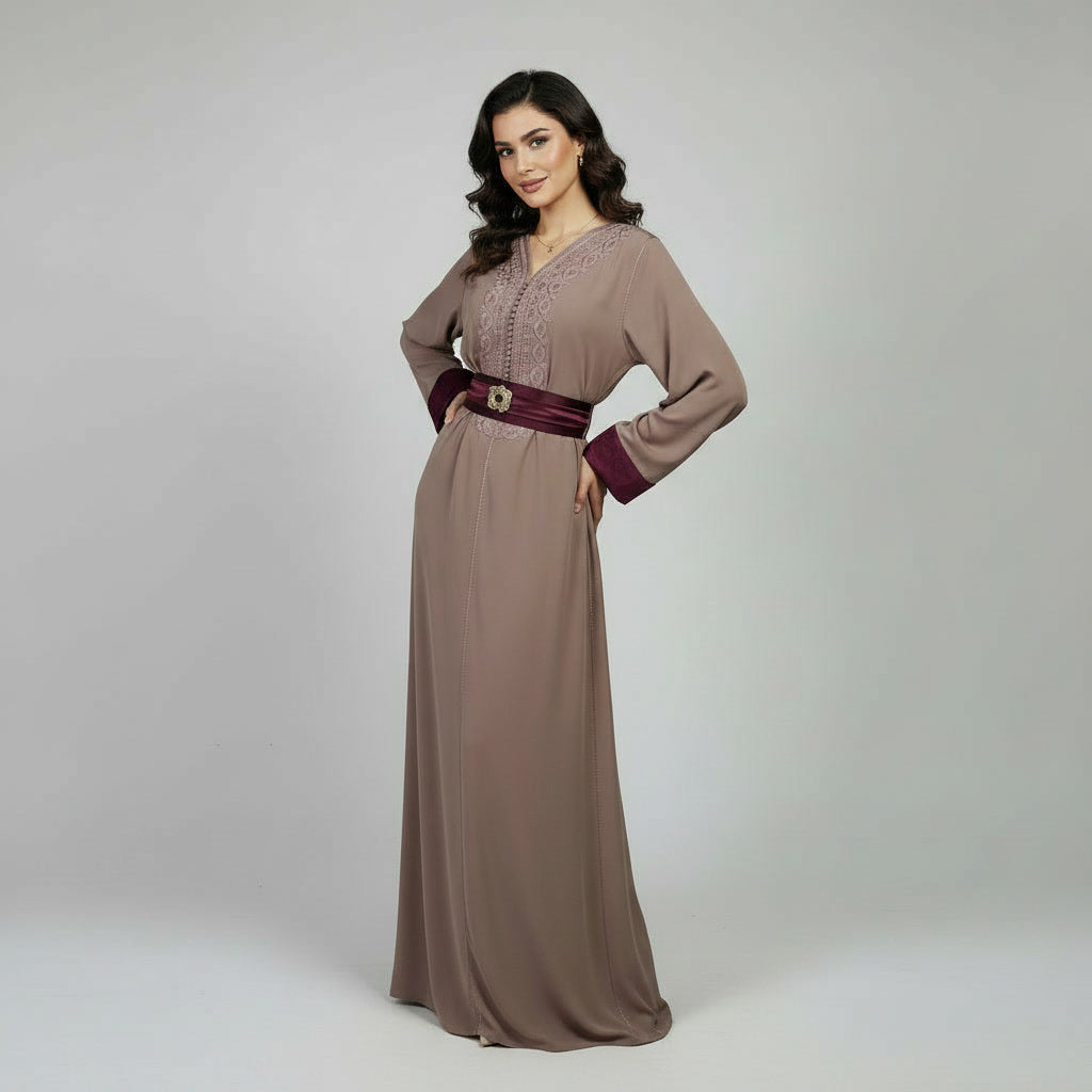 Caftan Moderne avec Ceinture Assortie & Broderies Poitrine